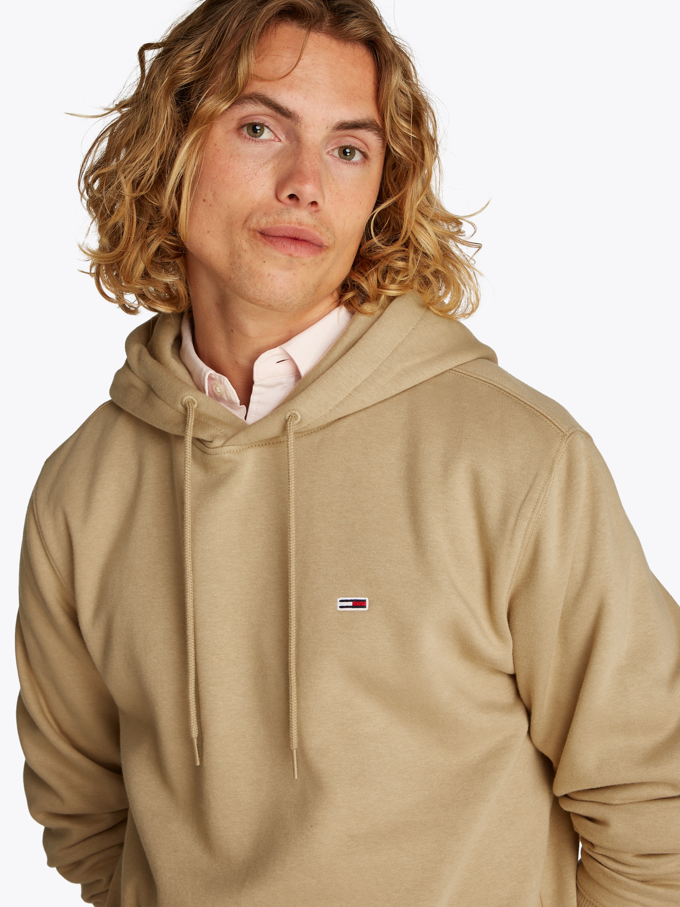 Tommy Jeans Sweatshirt »TJM REG S FLAG HOODIE«, mit bestickten Markenlogo auf Brusthöhe
