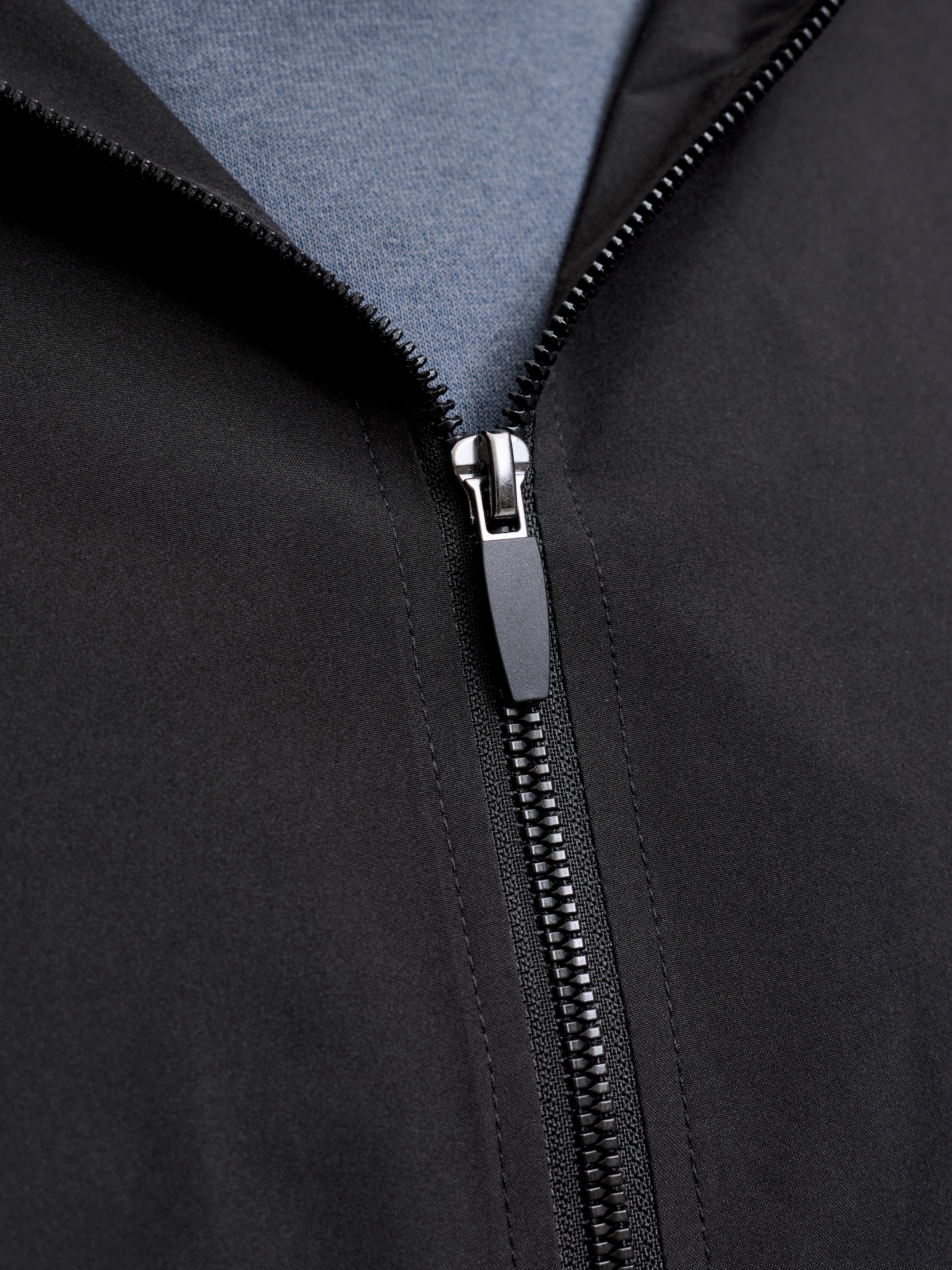 Jack & Jones PlusSize Blouson »JJECHARGE LIGHT JACKET HOOD NOOS PLS« avec capuche fibre synthétique, coupe régulière