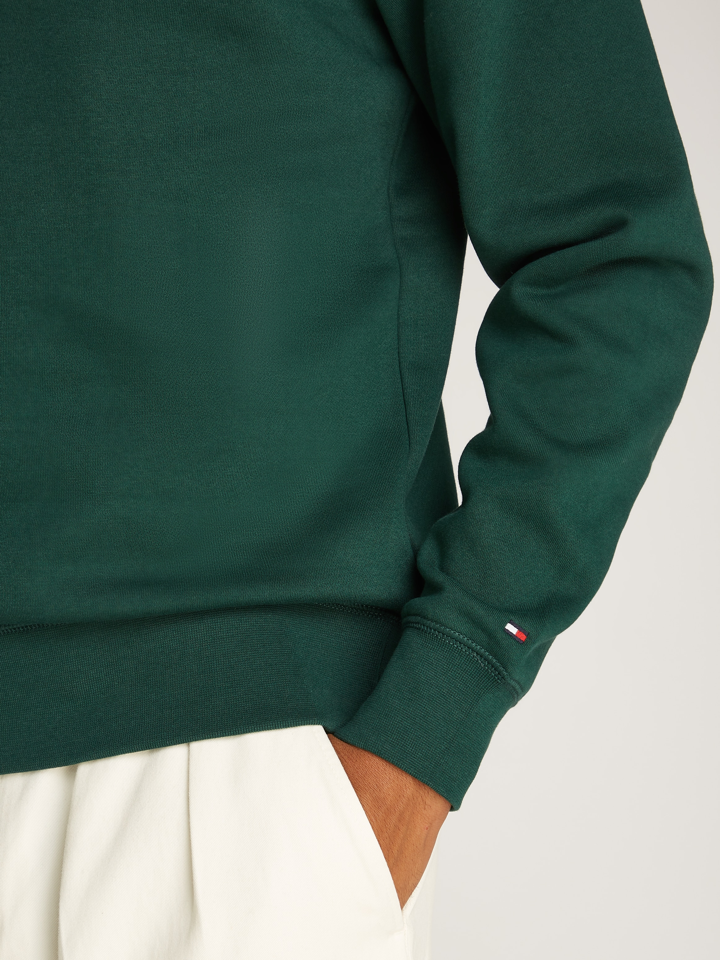 Tommy Hilfiger Sweatshirt »TOMMY LOGO SWEATSHIRT mit Rundhals und Stickerei«, unifarben, casual, regular fit, Baumwollmix, Rundhals