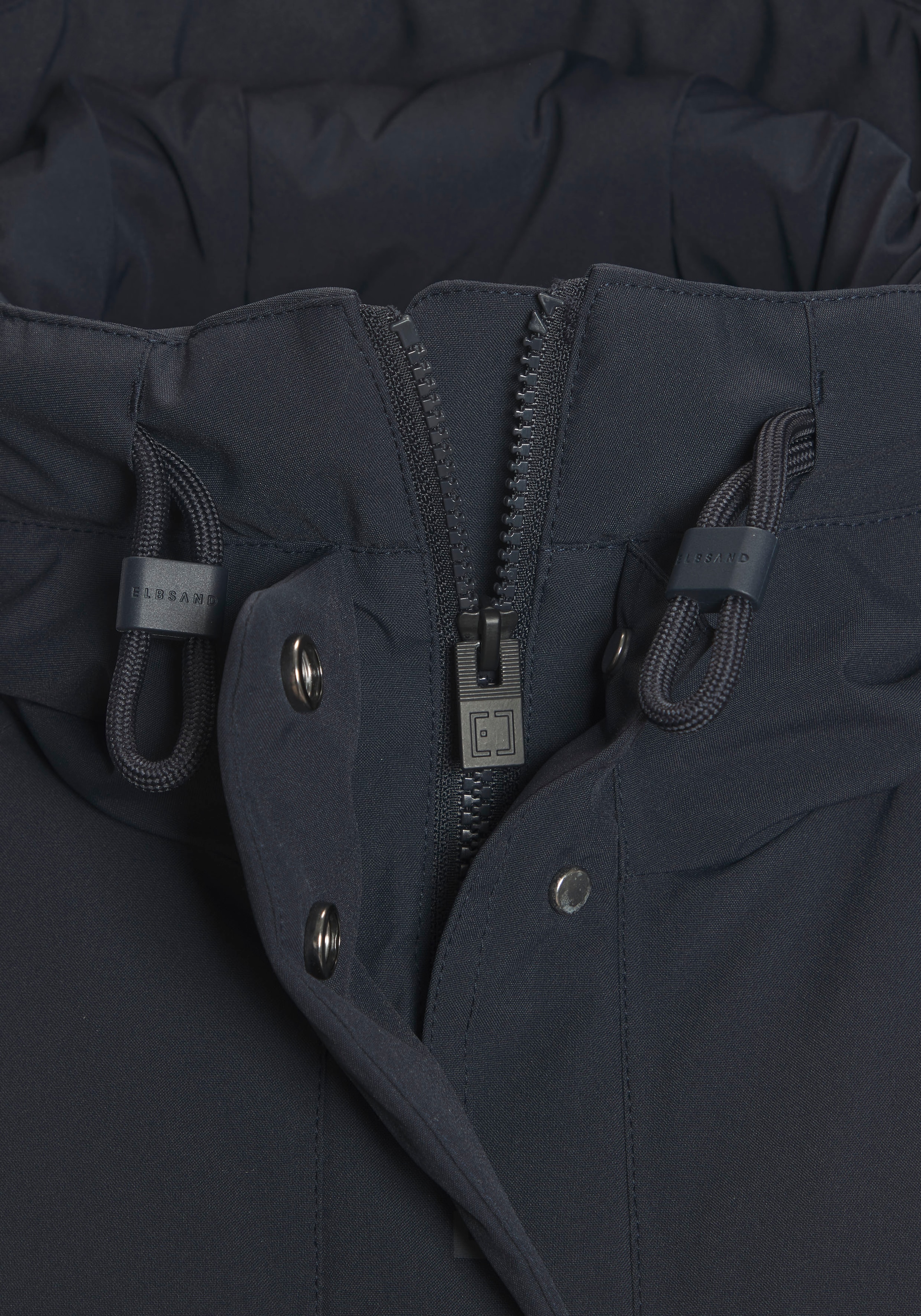 Elbsand Winterjacke mit Kapuze mit verstellbarer Kapuze und aufgesetzten Taschen