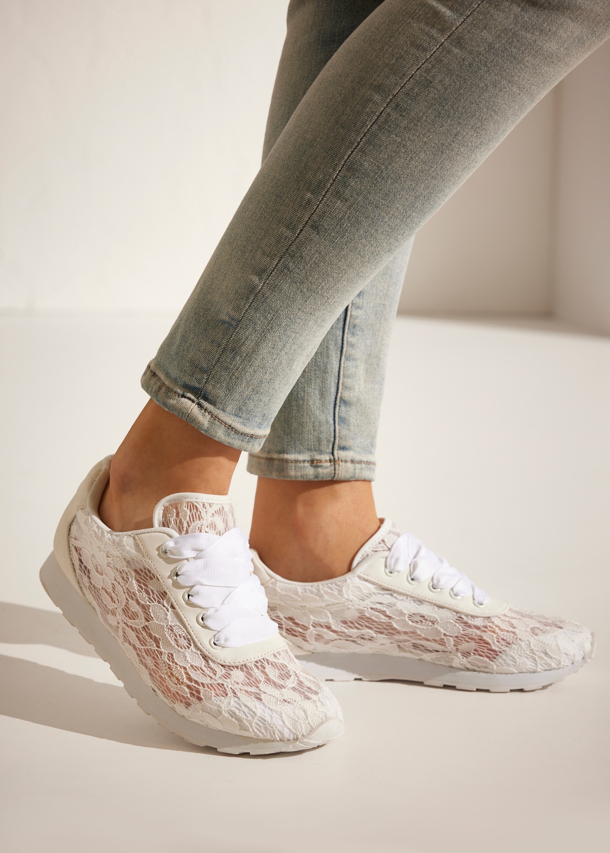 LASCANA Sneaker, mit modischer Spitze VEGAN