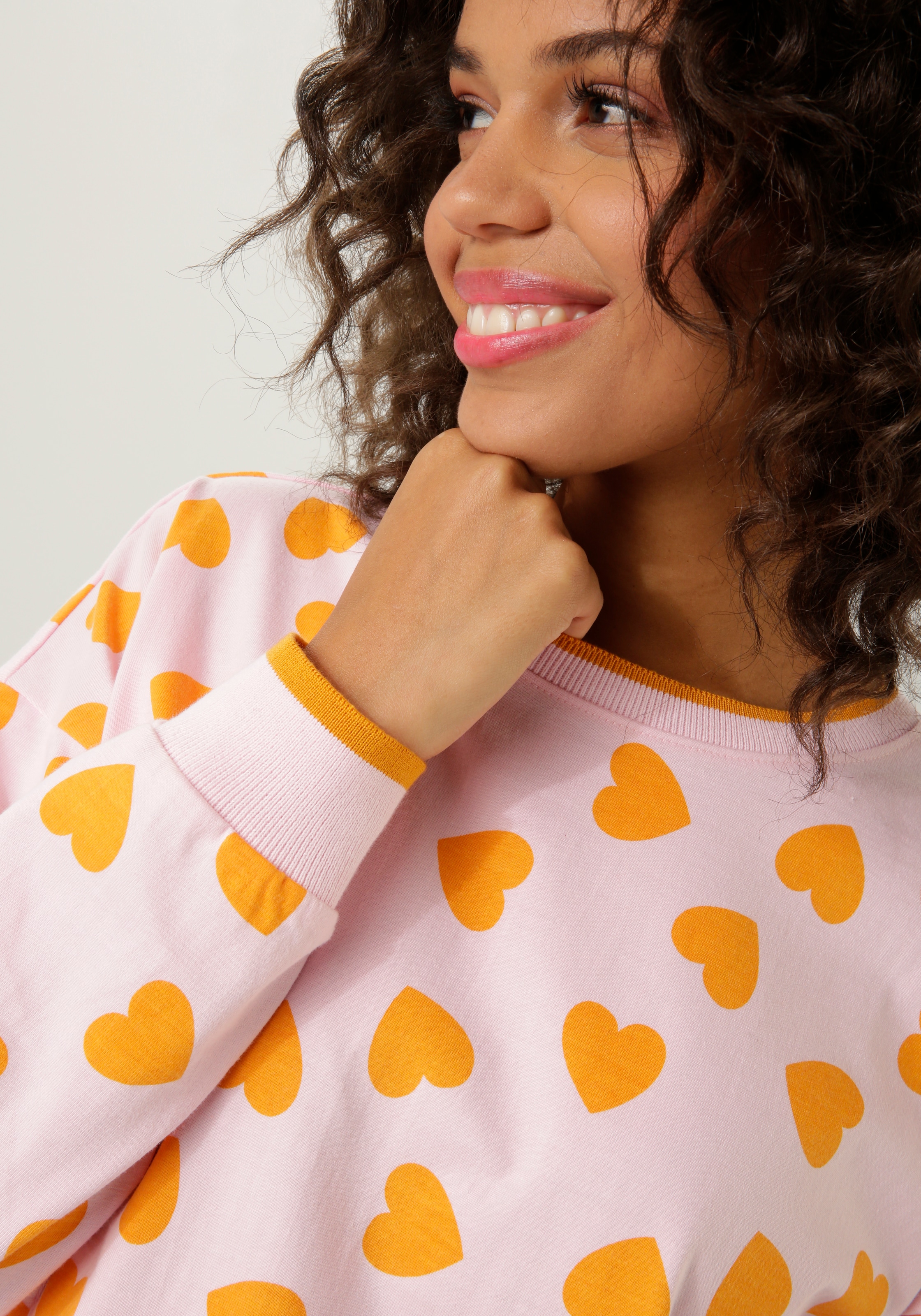 Aniston CASUAL Sweatshirt, mit Herzchen bedruckt - NEUE KOLLEKTION