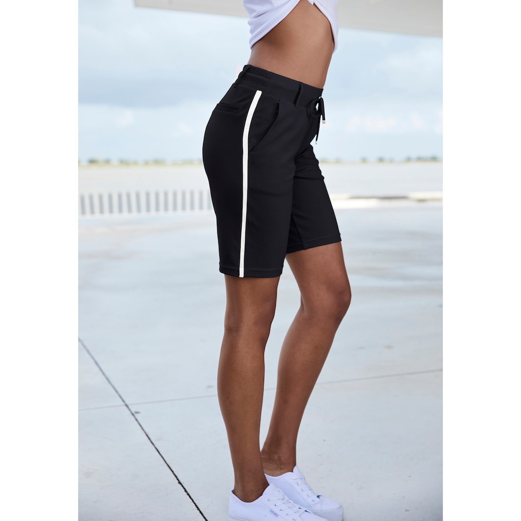 LASCANA Shorts, mit seitlichen Streifen, Loungewear