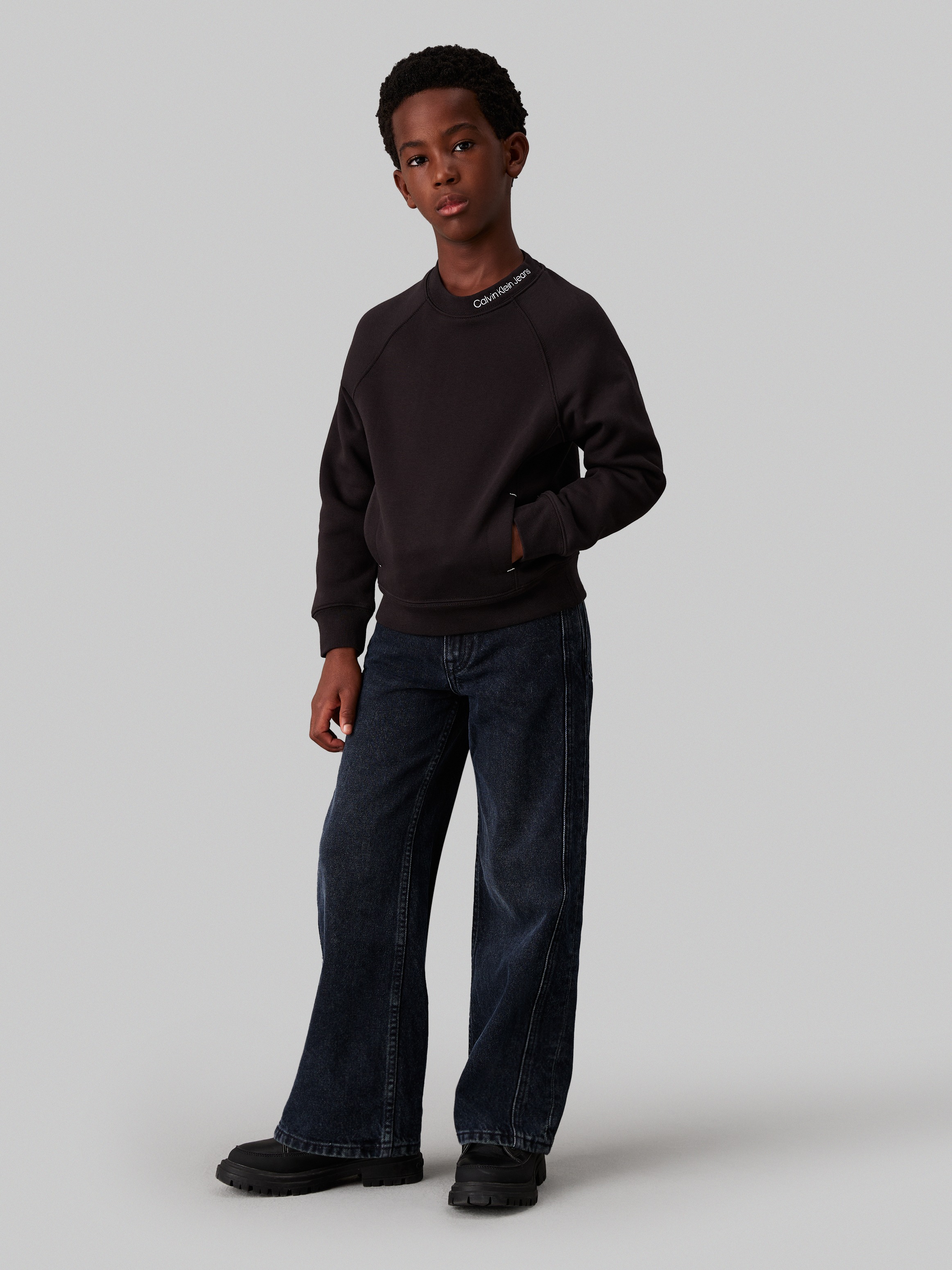 Calvin Klein Jeans Sweatshirt »Neck Emb. Fleece Crewneck«, für Kinder bis 16 Jahre und mit Logoschriftzug