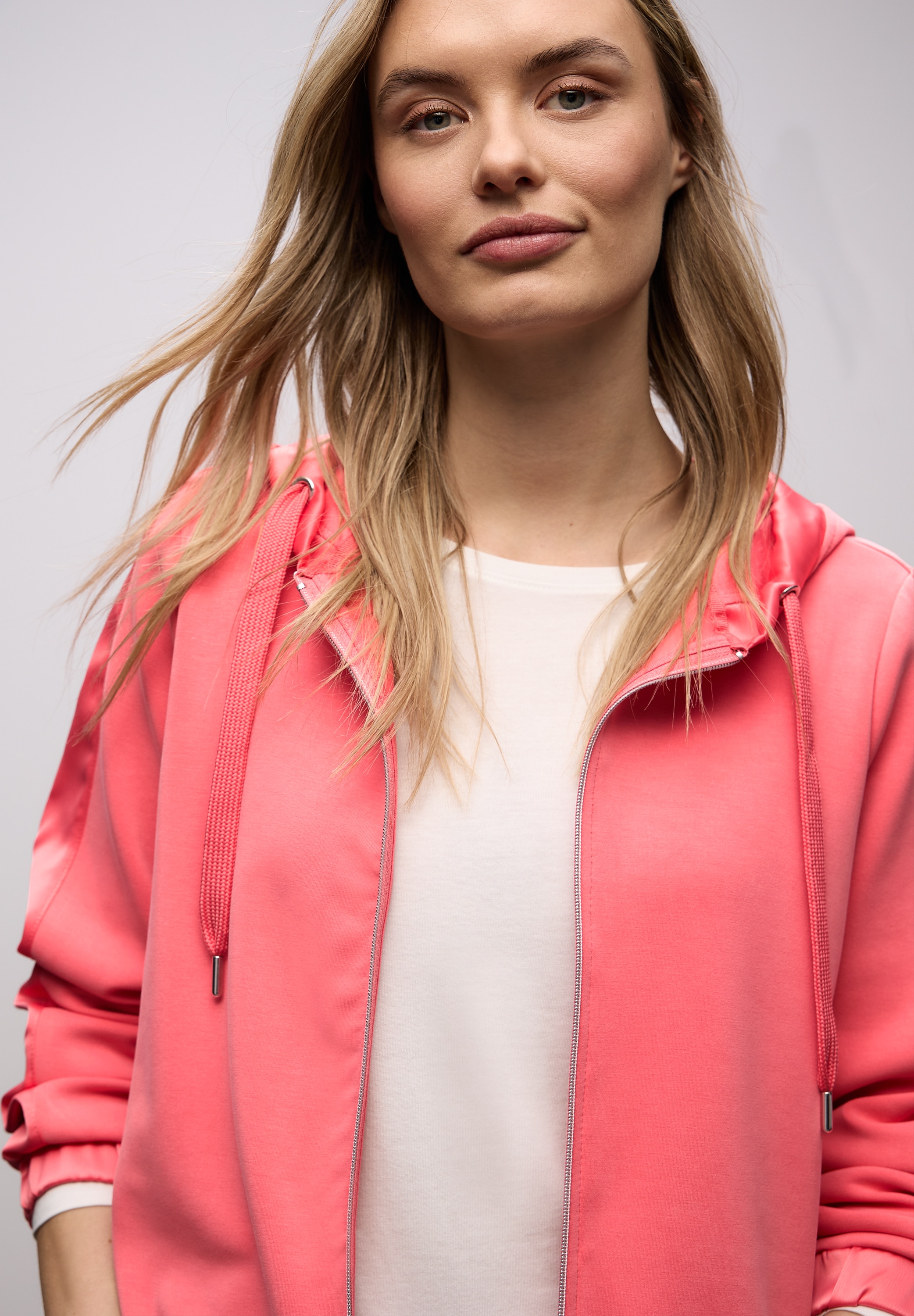 STREET ONE Sweat à capuche im Silk-Look, mit seidigem Glanz