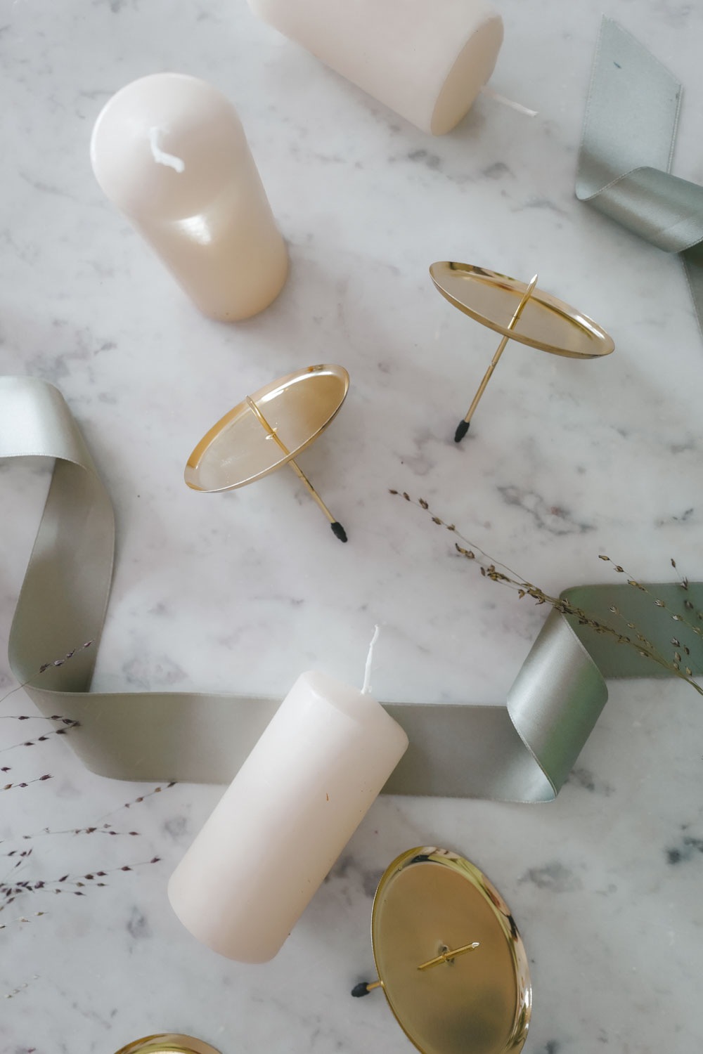 Image of We are Flowergirls Stumpenkerze, (Set, 8 tlg.), 4 Stk Kerzen mit Kerzenteller in Goldfarben bei Ackermann Versand Schweiz