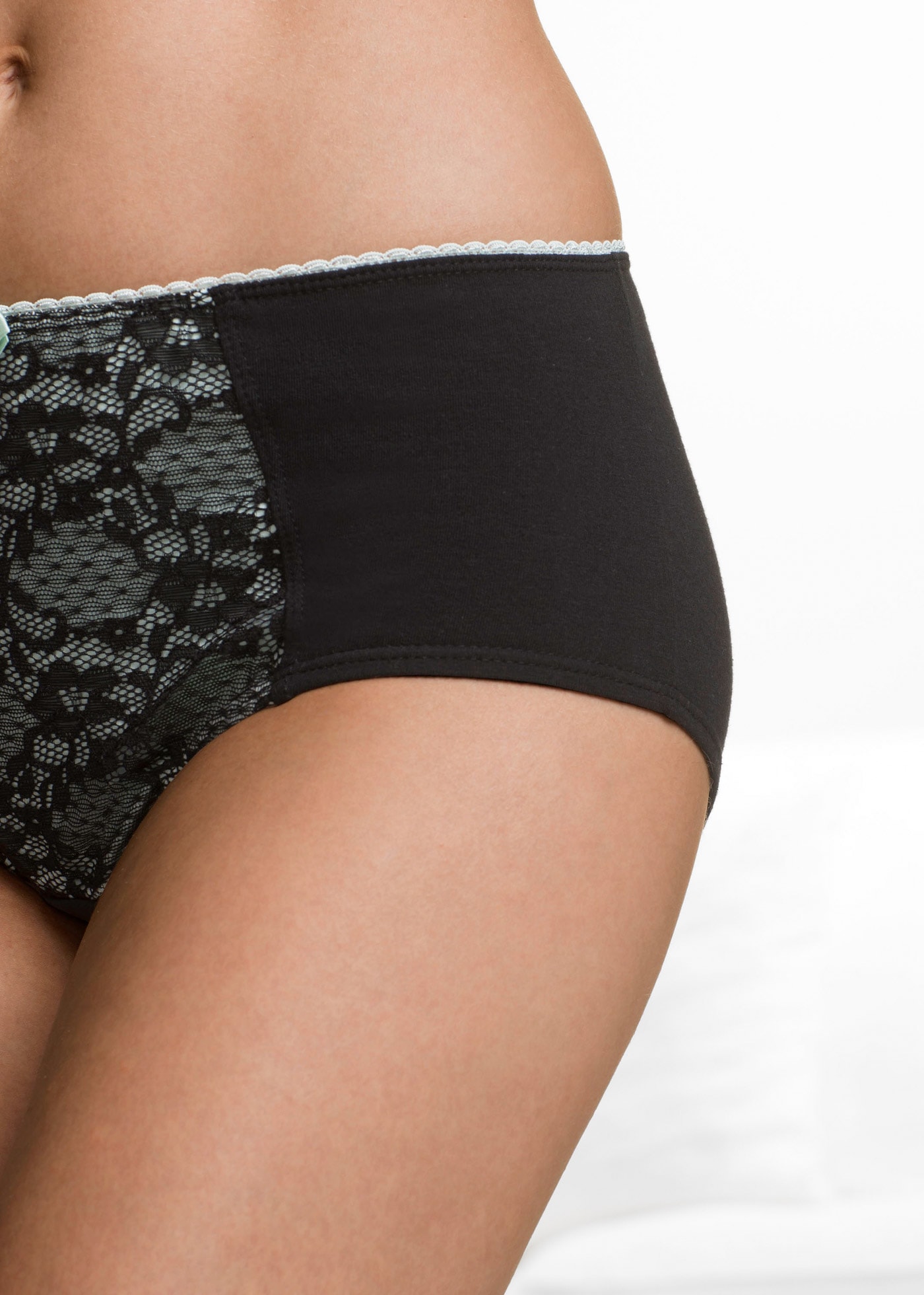 bonprix Maxislip Packung, 4 cuis mit farbigem Spitzeneinsatz, mit Zierschleife, bequeme Passform