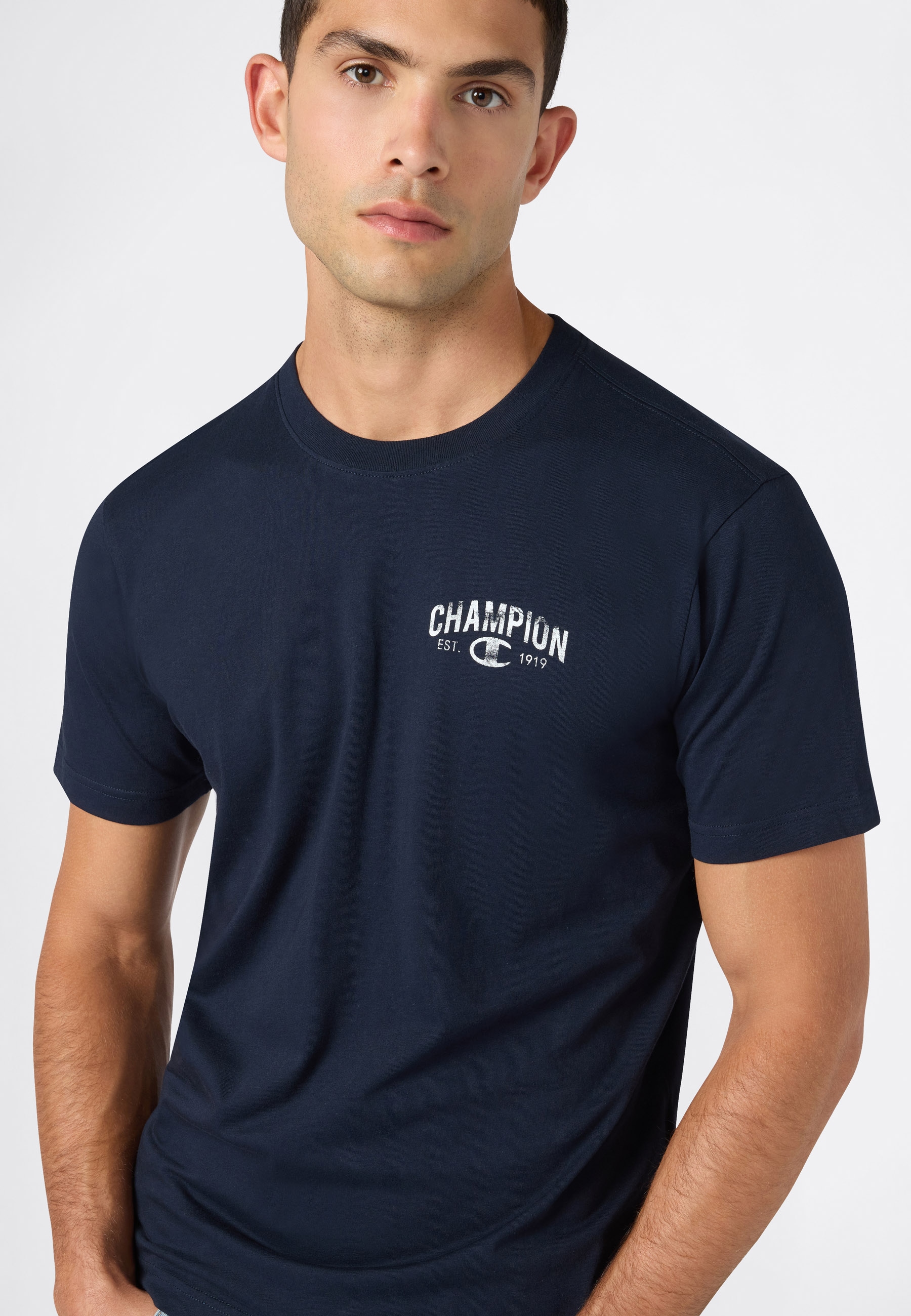 Champion T-shirt »SPORTWEAR T-SHIRT Standard Fit« avec un look sportif, design à manches courtes, en coton, coupe standard