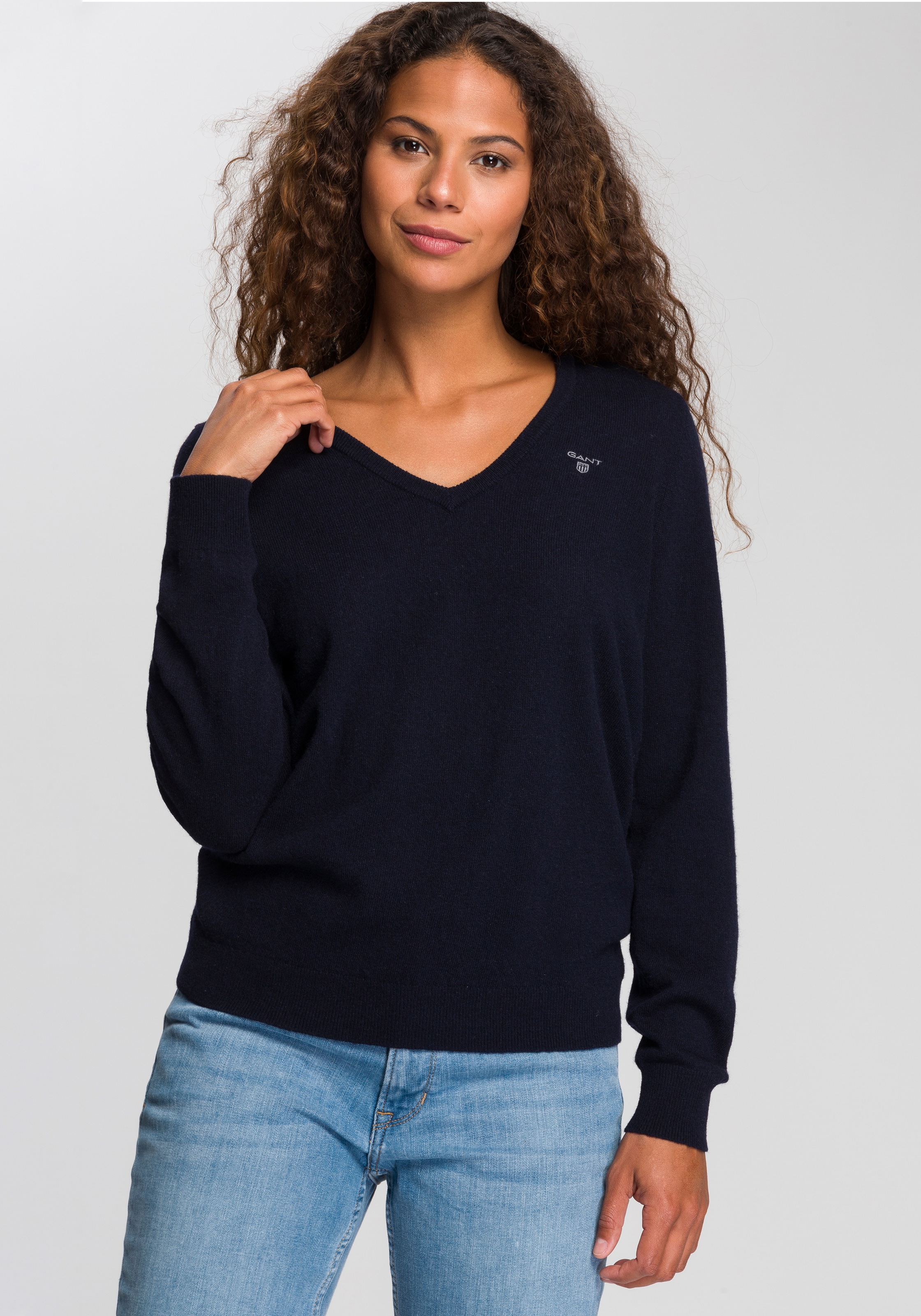 Image of Gant V-Ausschnitt-Pullover, mit klassischer Logo Stickerei auf der Brust bei Ackermann Versand Schweiz