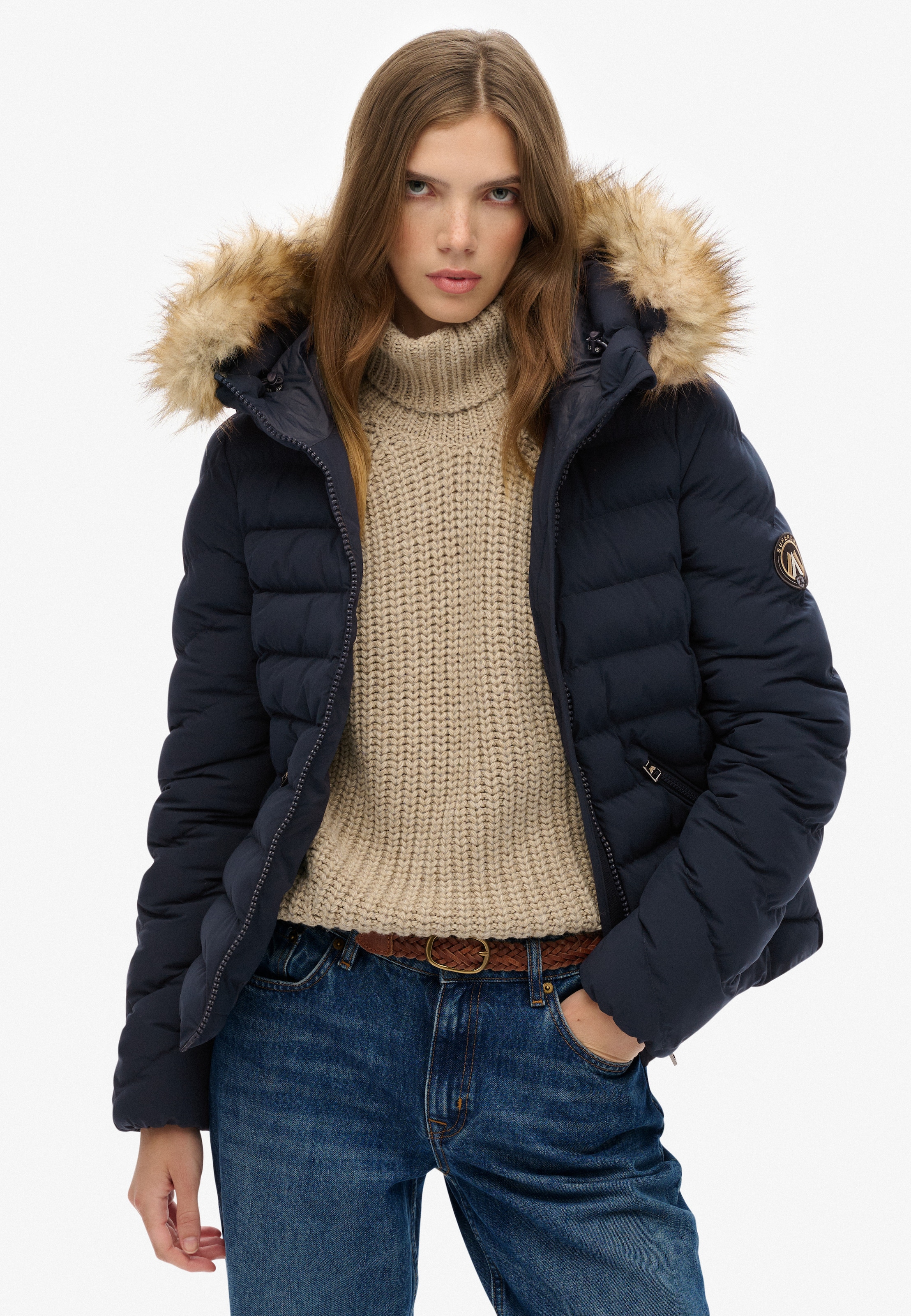 Superdry Veste matelassée »FUJI FAUX FUR HOOD PADDED JKT« avec capuche avec étiquette de marque, Slim Fit, col montant, en tissu tissé