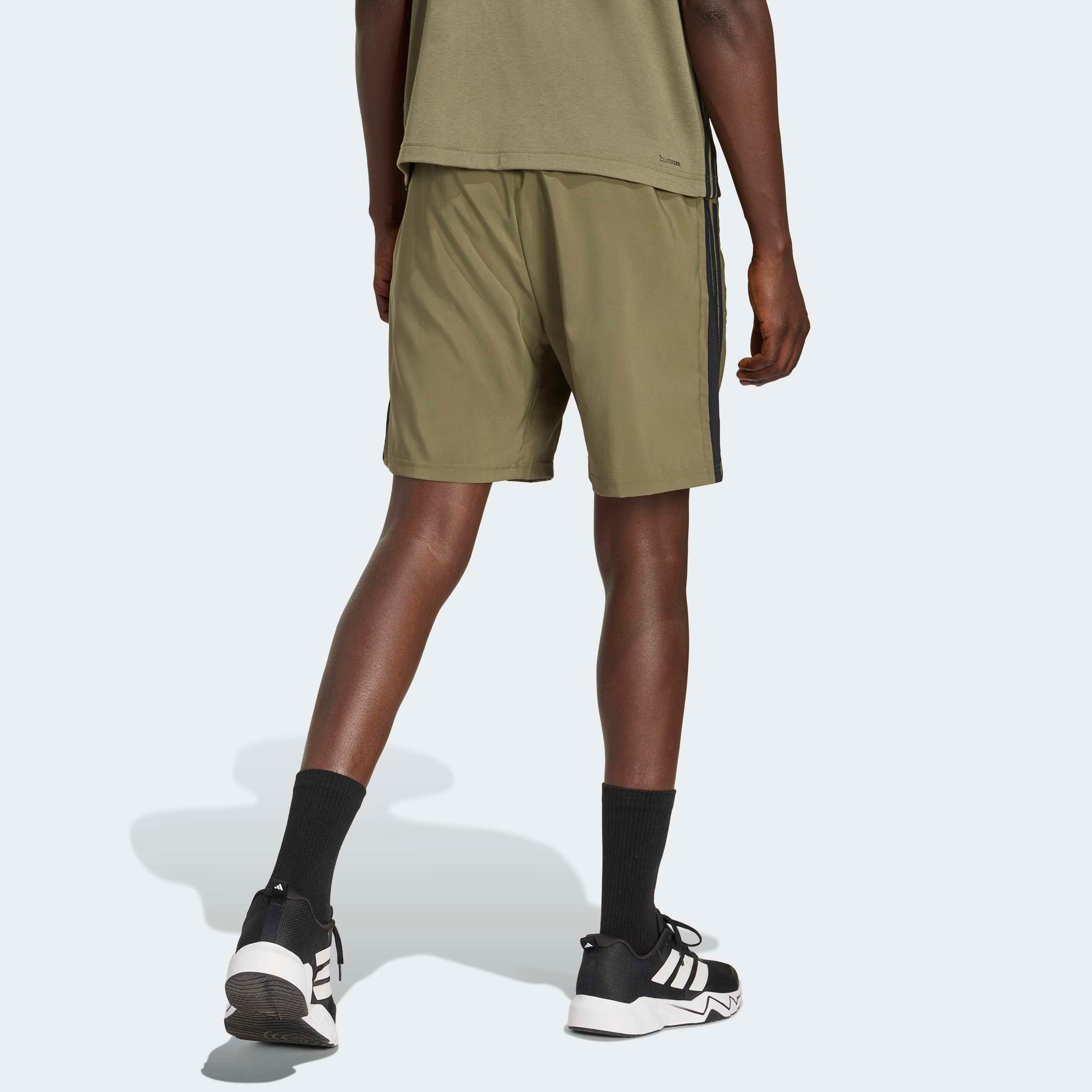 adidas Performance Short »WORKOUT ESSENTIALS BASE 3 STRIPES WOVEN«  pour fitness et mode sportive, coupe normale