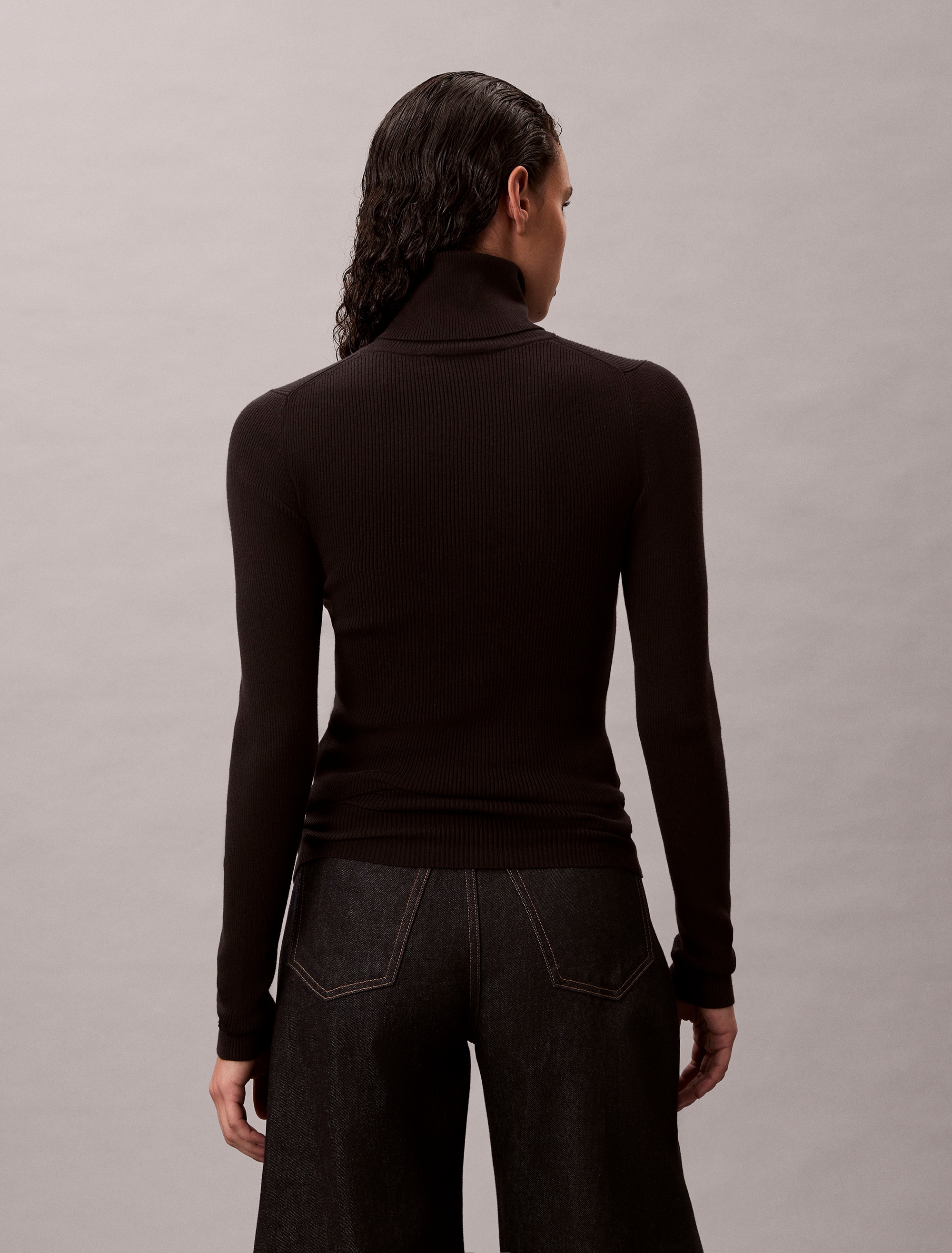 Calvin Klein Jeans Rollkragenpullover Rippstrick, figurbetonte Passform, Markenlabel