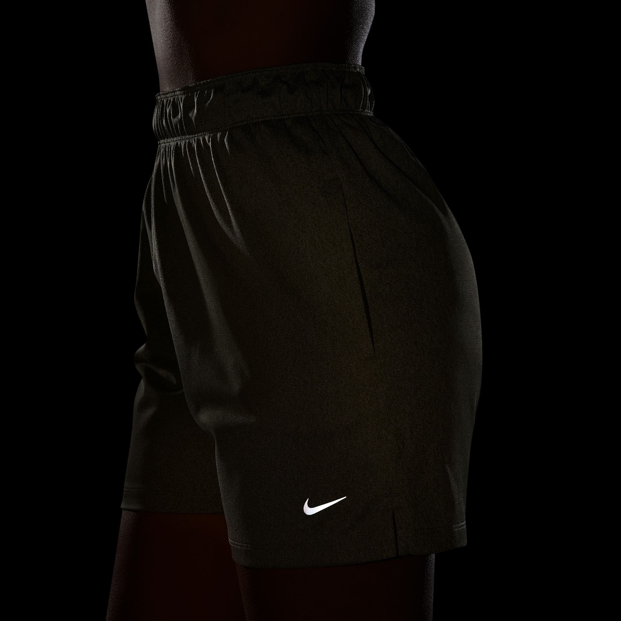 Nike Trainingsshorts »DRI-FIT ATTACK WOMEN'S MID-RISE UNLINED SHORTS«