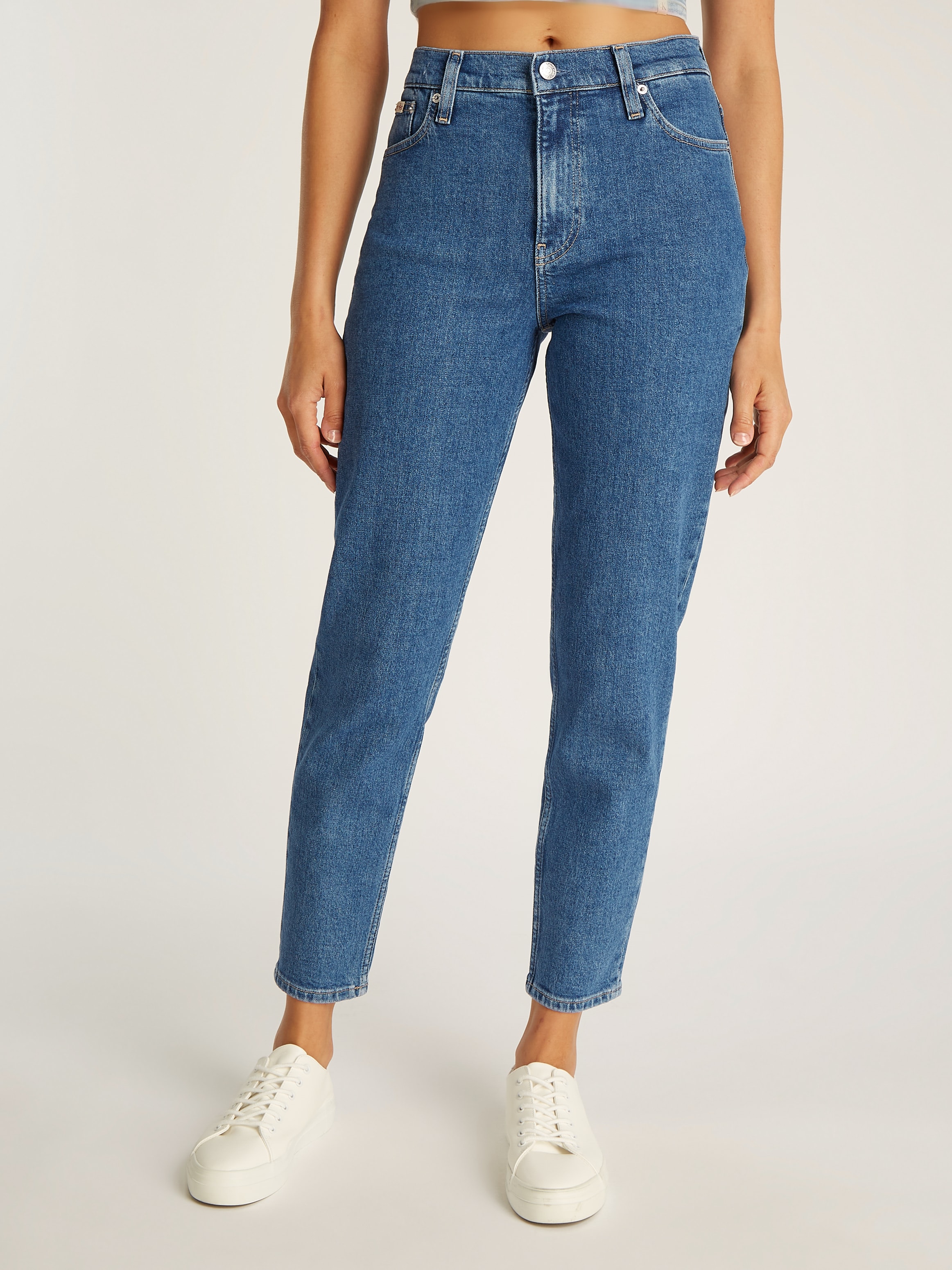 Calvin Klein Jeans Mom-Jeans »MOM JEAN«, mit Logo-Badge