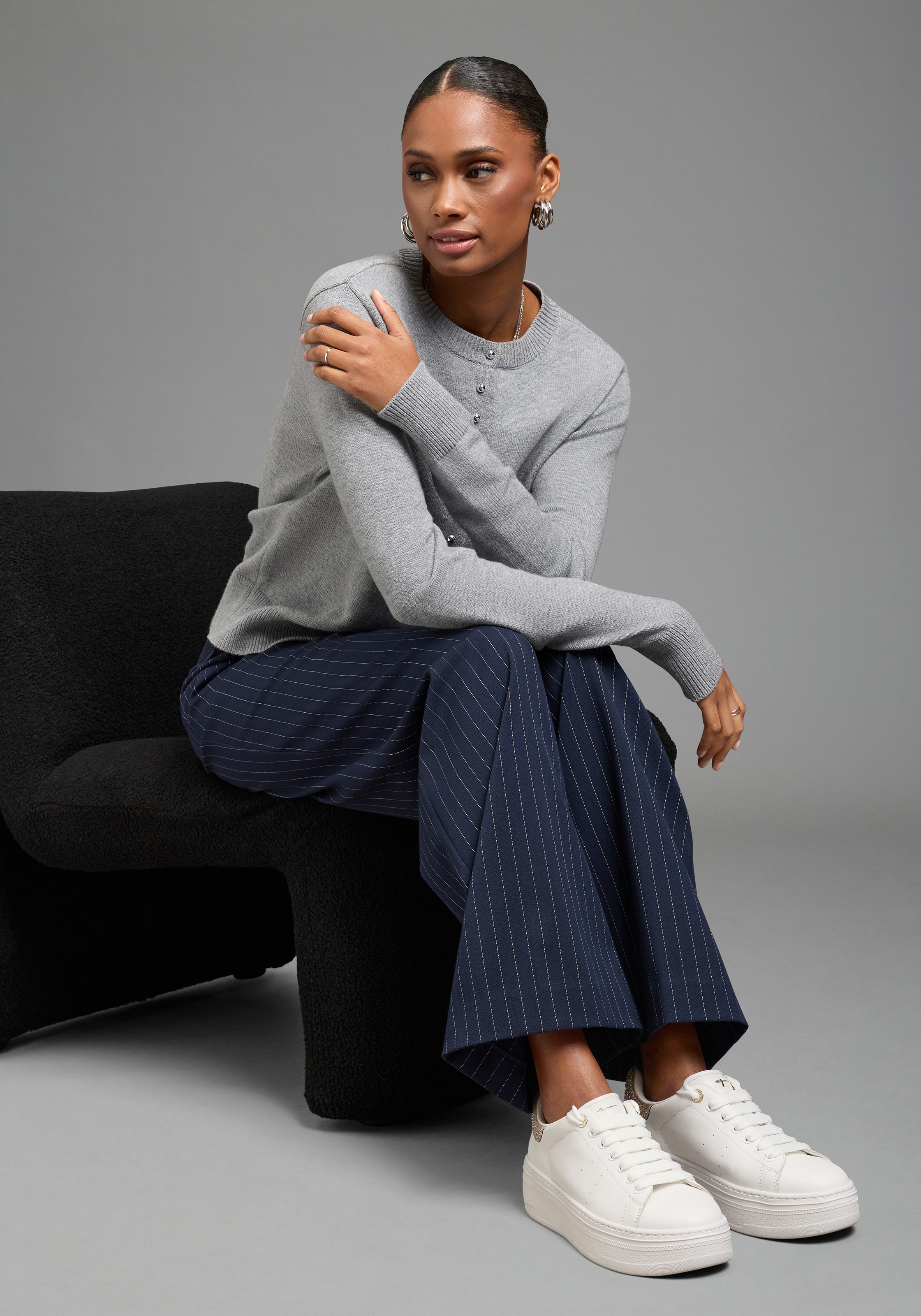 Bruno Banani Cardigan »mit femininen Knöpfen« figurbetonte Passform, hüftlange Schnittform, mit Rundhalsausschnitt