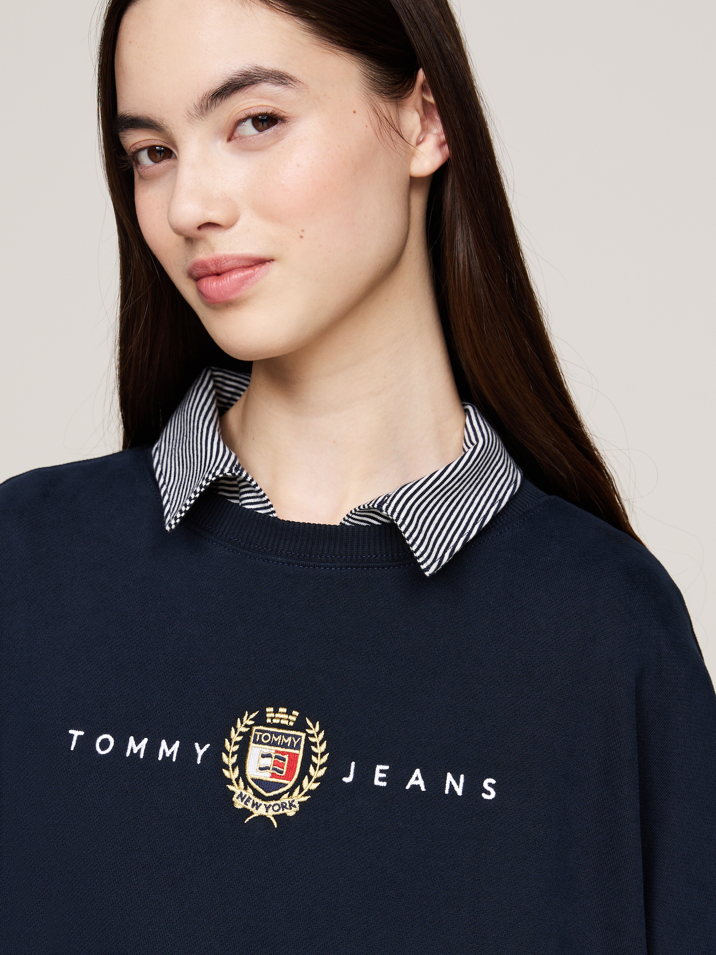 Tommy Jeans Curve Jerseykleid »TJW CREST LINEAR CREW DRESS EXT«, in Grossen Grössen, Linear Logoschriftzug