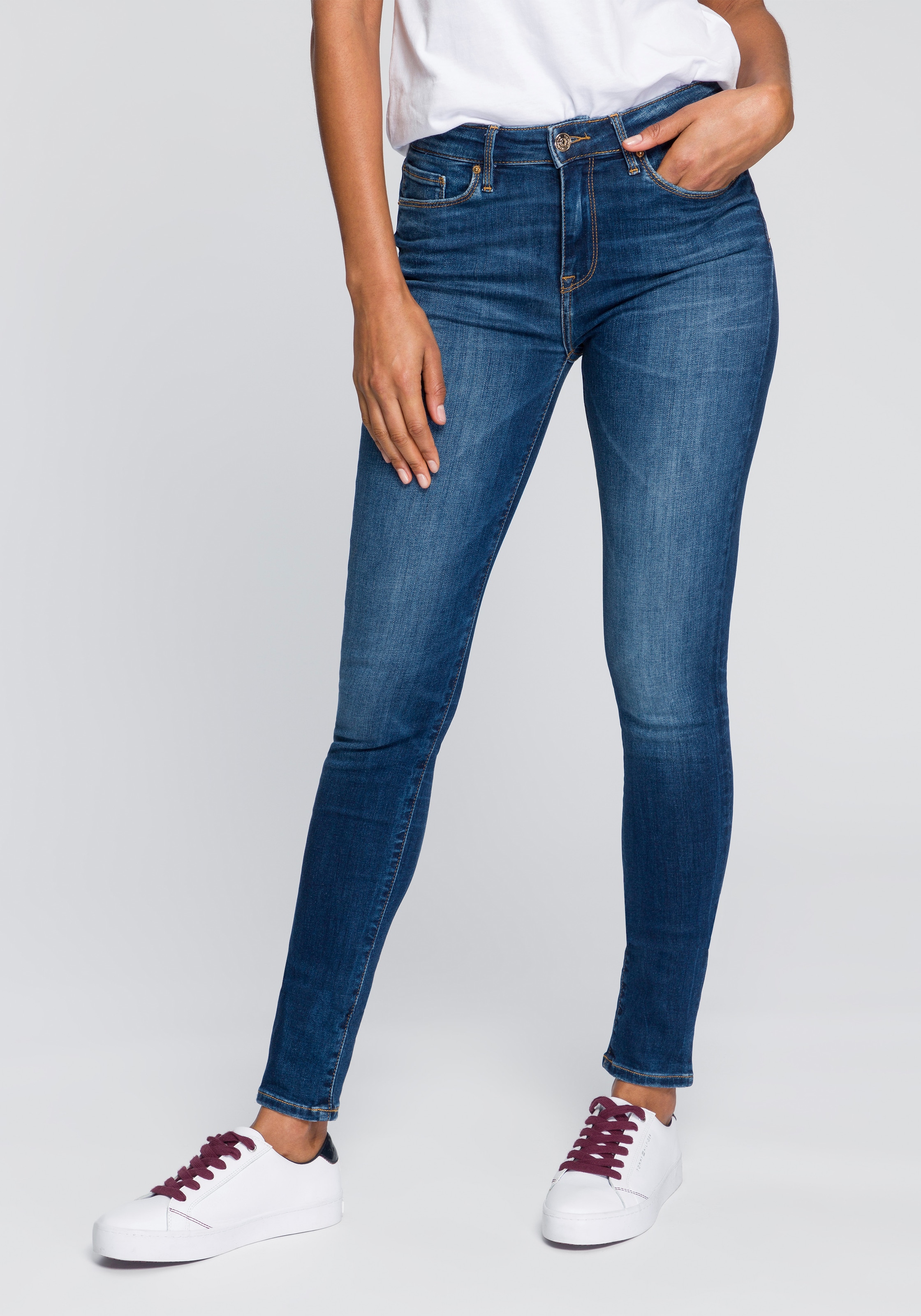 Skinny-fit-Jeans »COMO SKINNY RW DOREEN«, mit Fade-Effekten & Tommy Hilfiger Logo-Flag