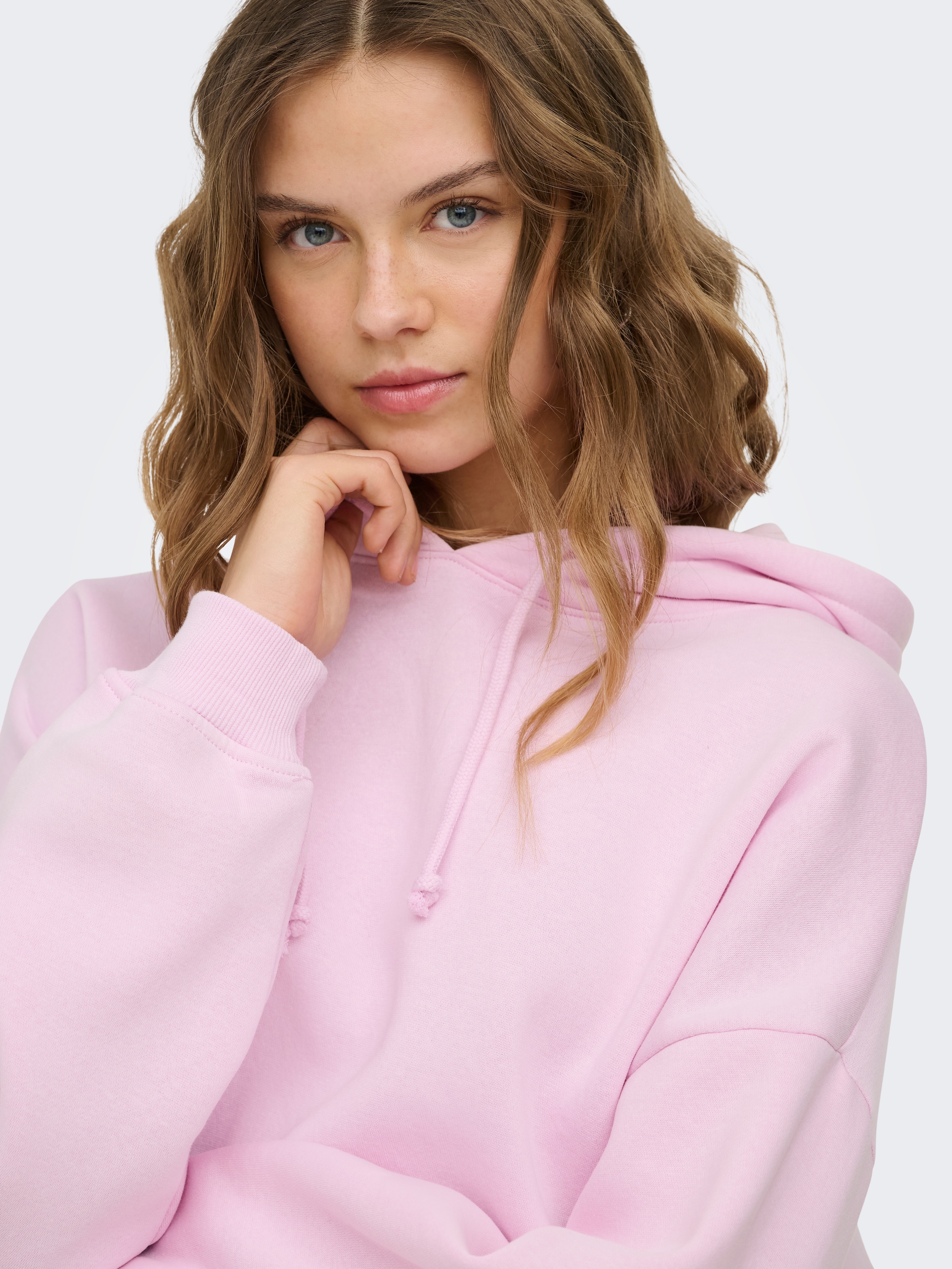 ONLY Sweat à capuche »ONLSWEAT LIFE L/S HOODIE CROPPED SWT«, mélange coton, coupe ample, coupe courte
