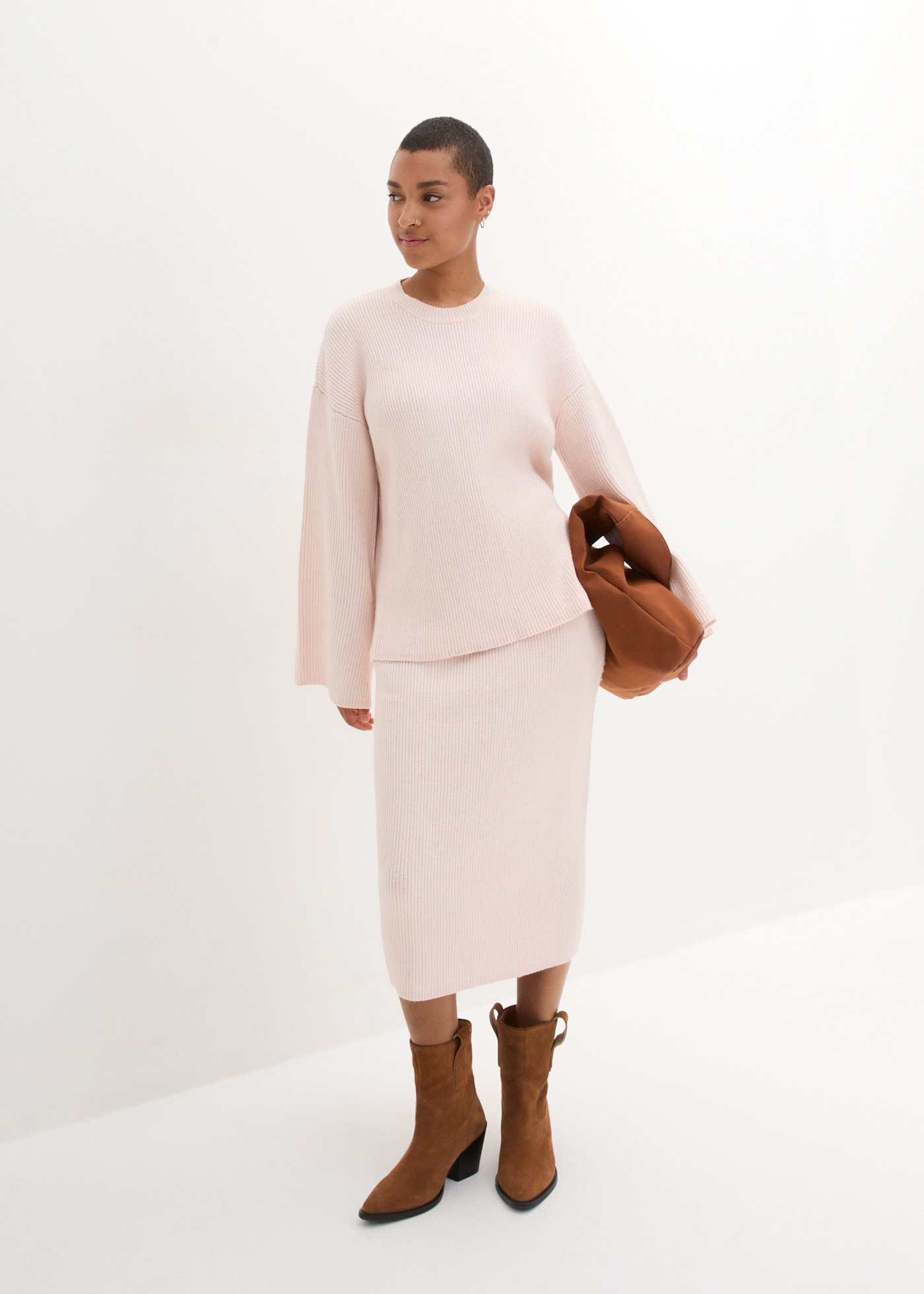 bonprix Strickpullover mit weiten Trompetenärmeln, Oversized-Passform, feiner Rippstrick