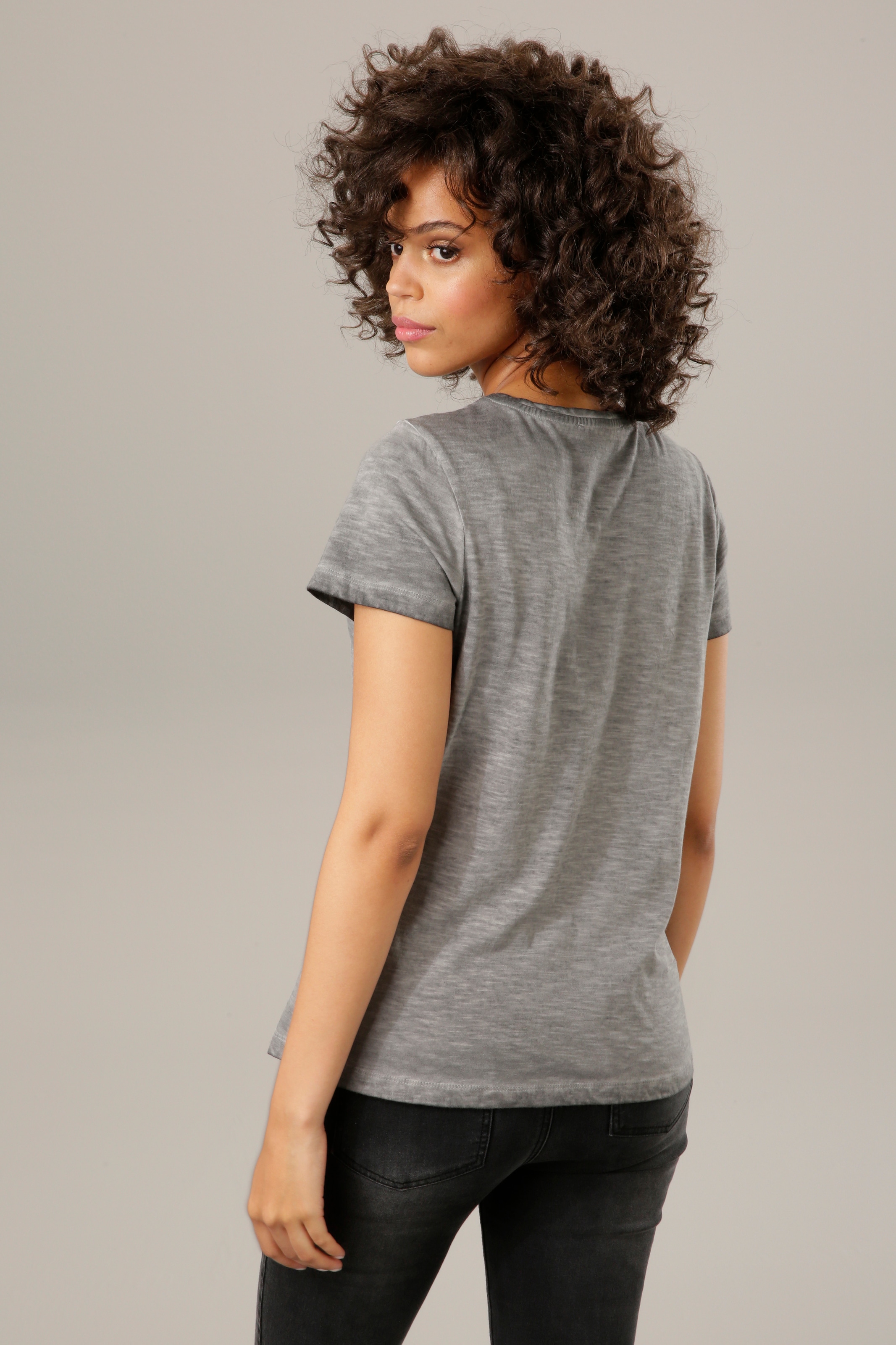 ♕ Aniston CASUAL Glitzersteinchen mit auf verzierter Frontdruck versandkostenfrei T-Shirt