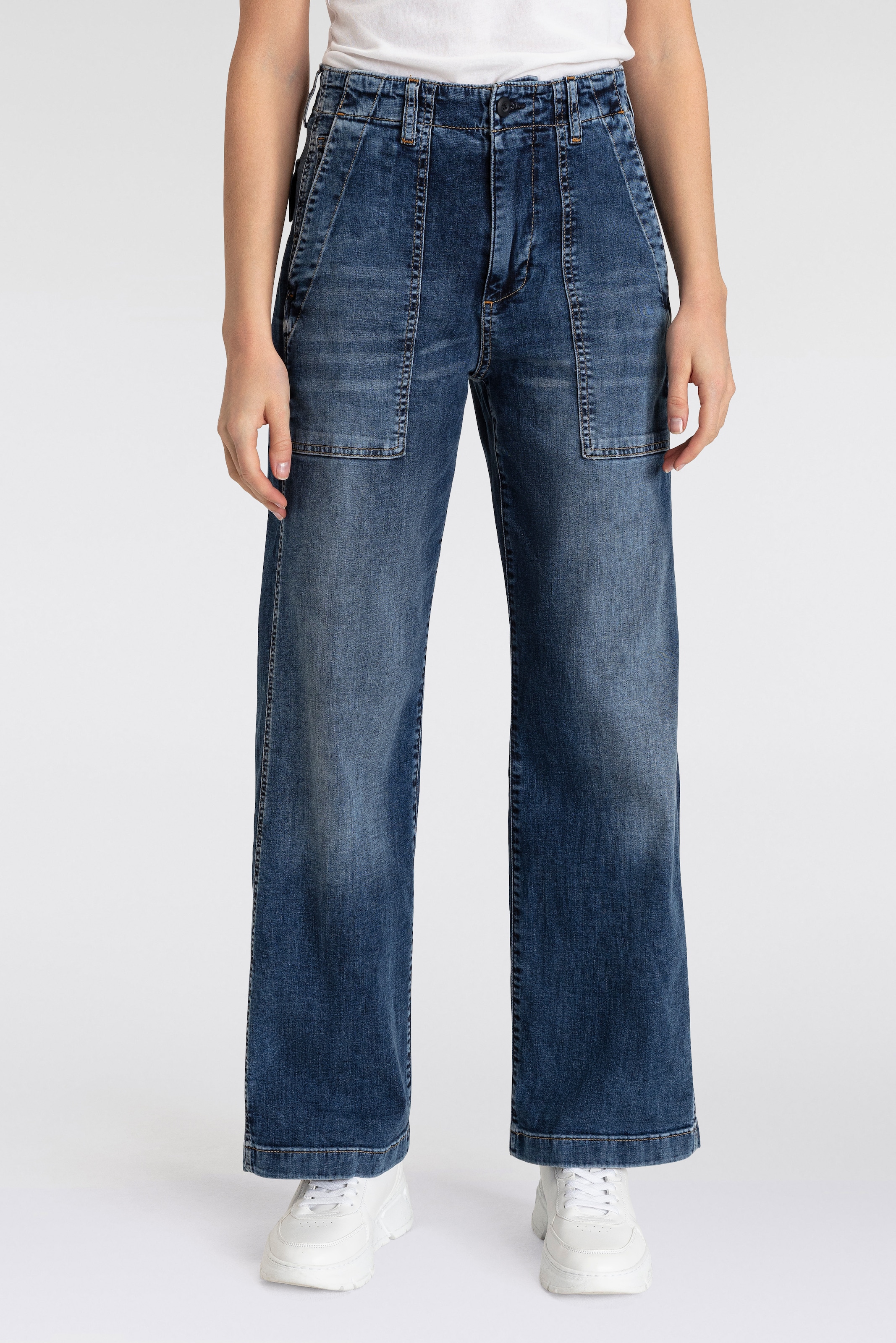 Herrlicher 5-Pocket-Jeans »Fatique Women Wide Recycled Light Denim«, mit grossen aufgesetzten...