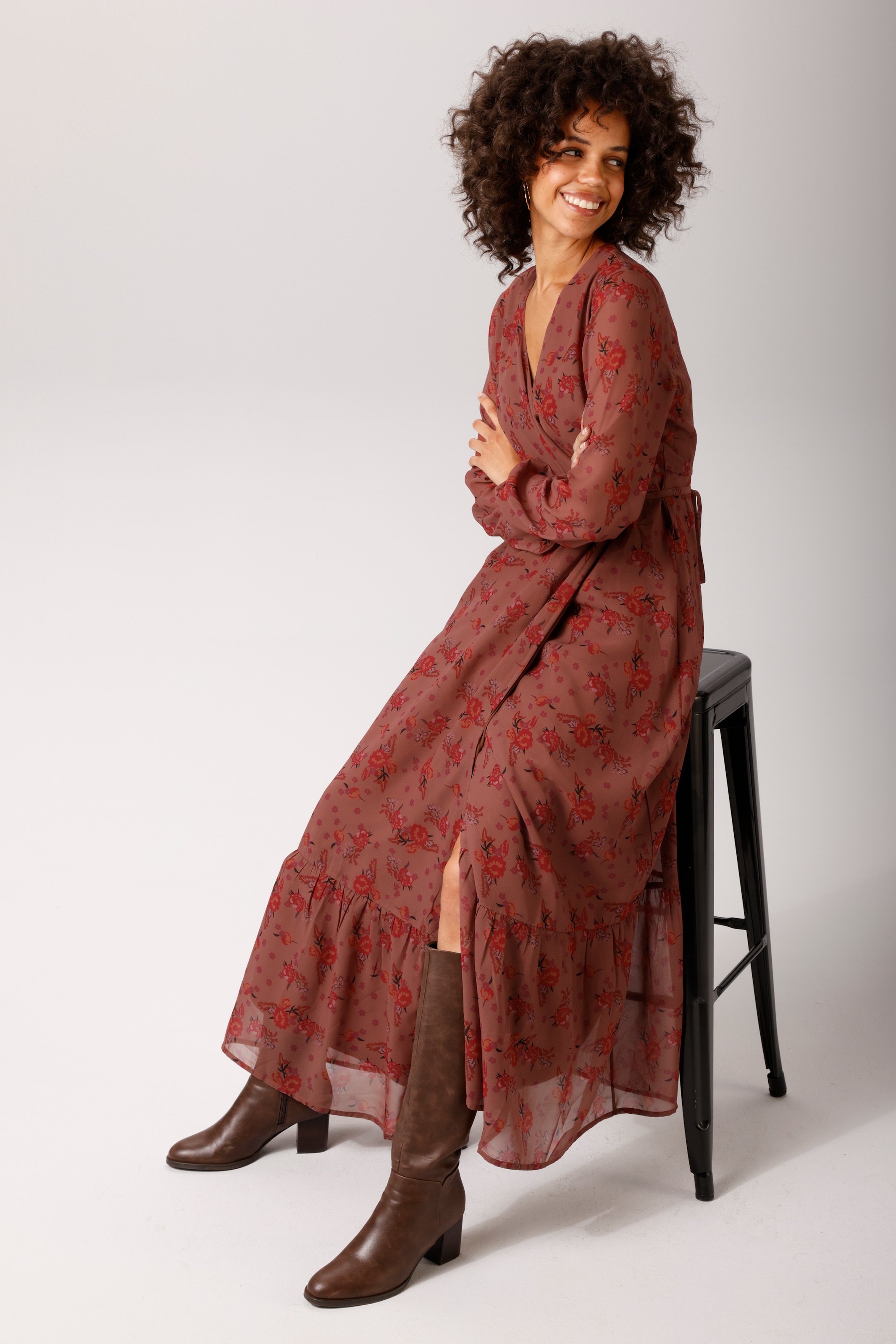 Aniston CASUAL Robe portefeuille avec lien,  avec imprimé floral aux couleurs harmonieuses - NOUVELLE COLLECTION