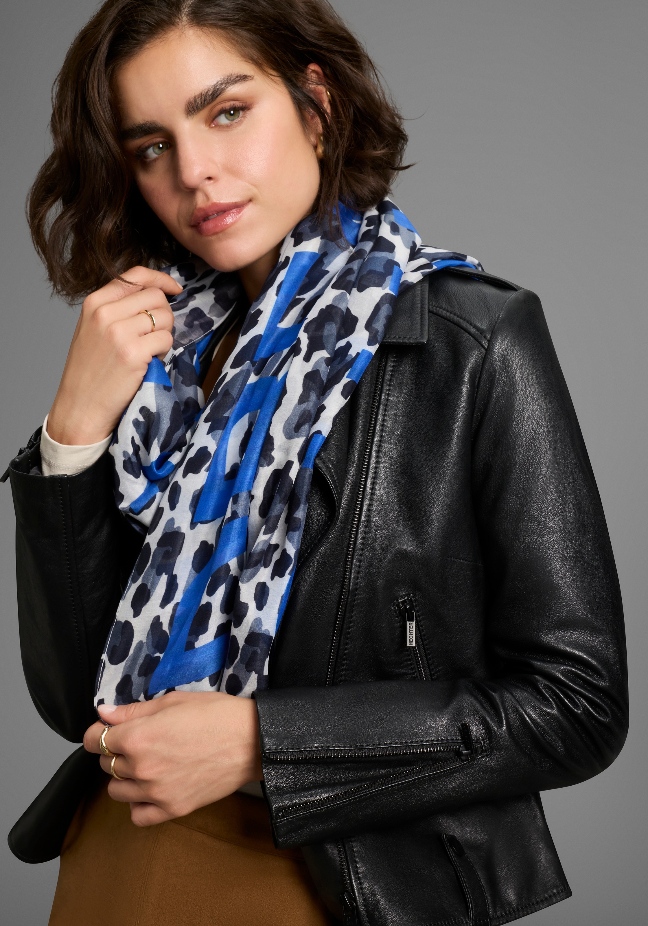 Laura Scott Modetuch, in Schalform mit trendigem Leo-Allover- & leuchtendem Schriftzug - NEW