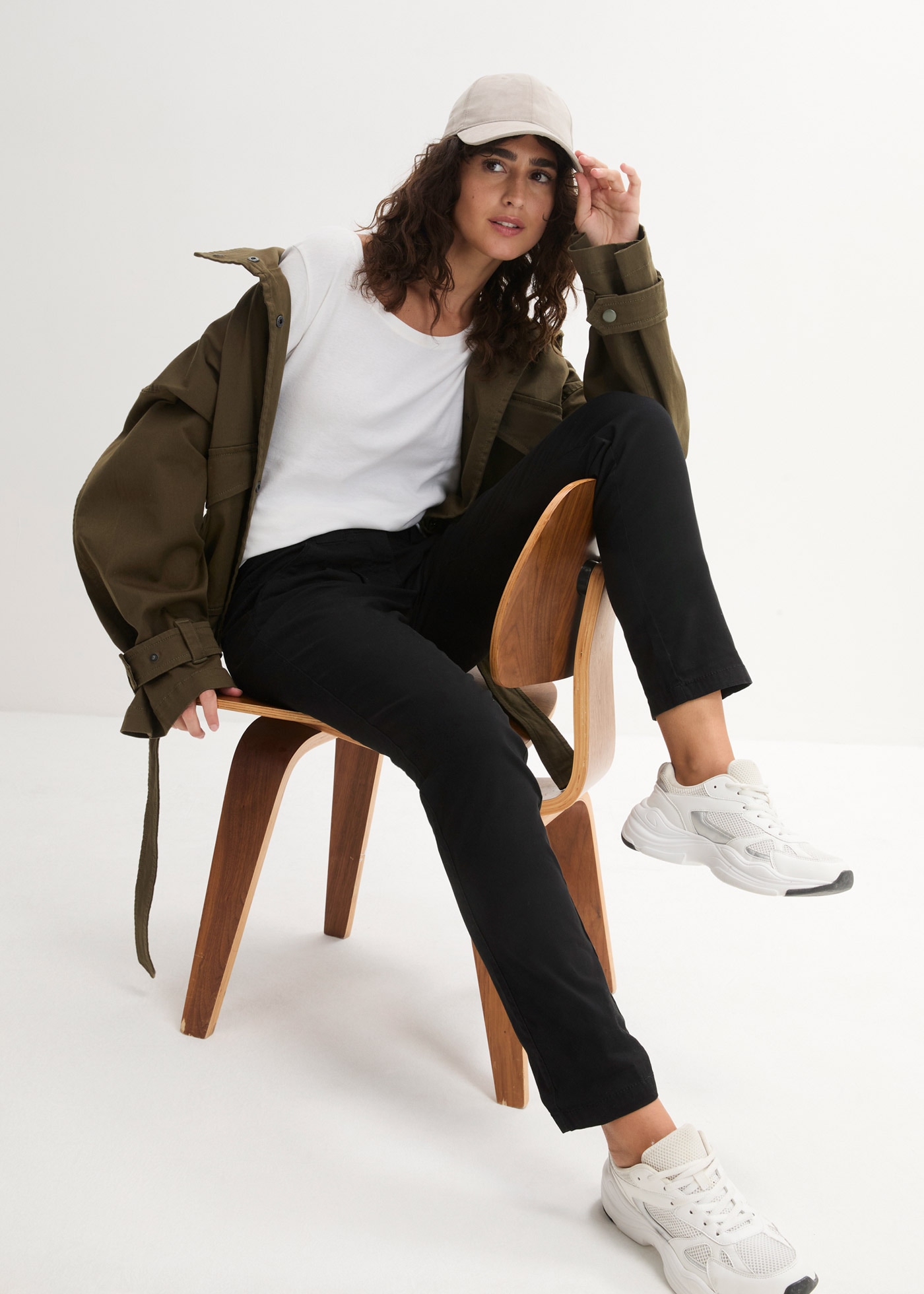 bonprix Chinos  schmale Form, mit Bundfalten und praktischen Taschen