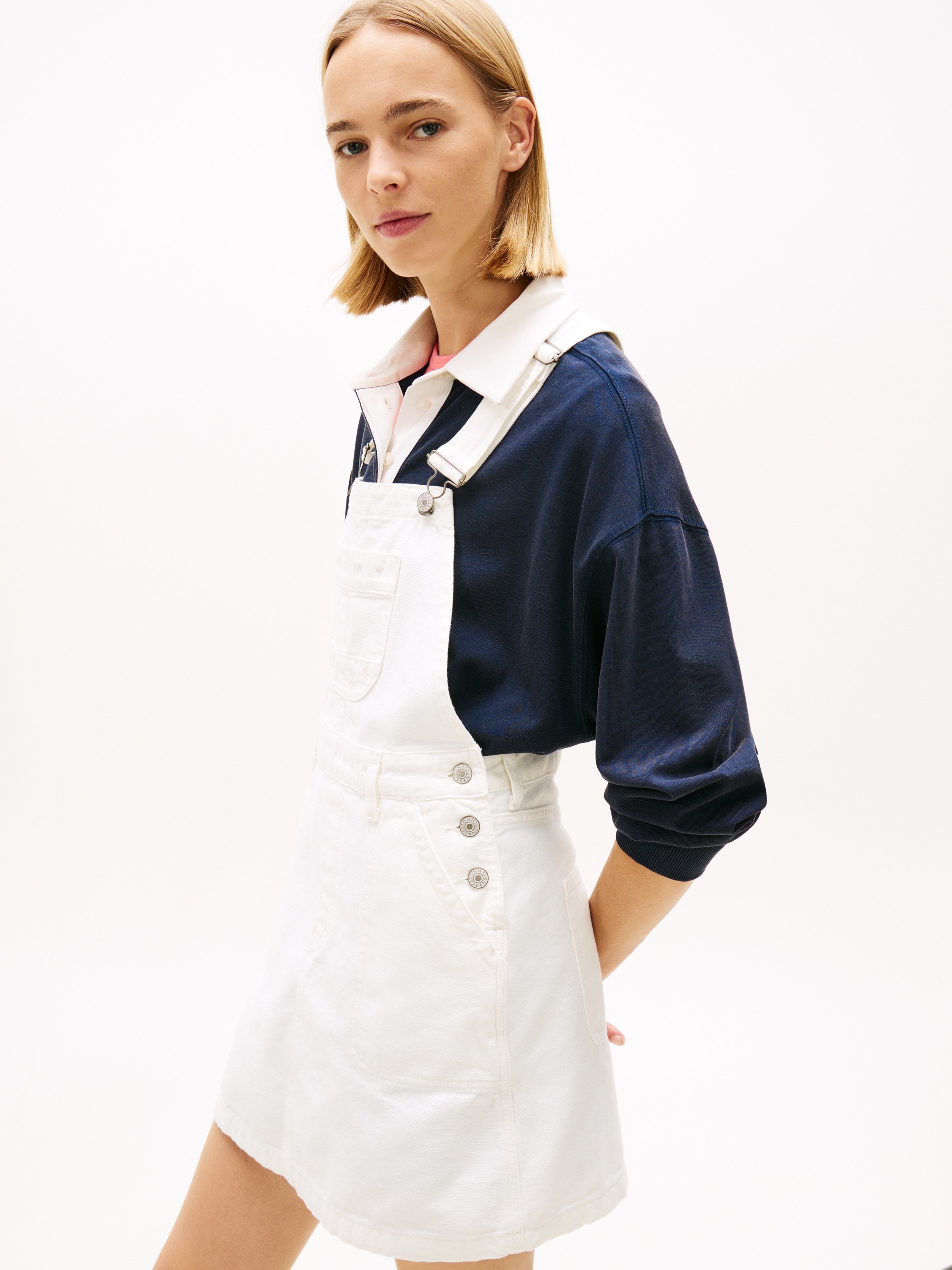 Image of Tommy Jeans Latzkleid "DENIM DUNGAREE DRESS FLG BJ6099" Brusttasche Eingrifftaschen Gesässtaschen in Mini-Länge, Regular Fit