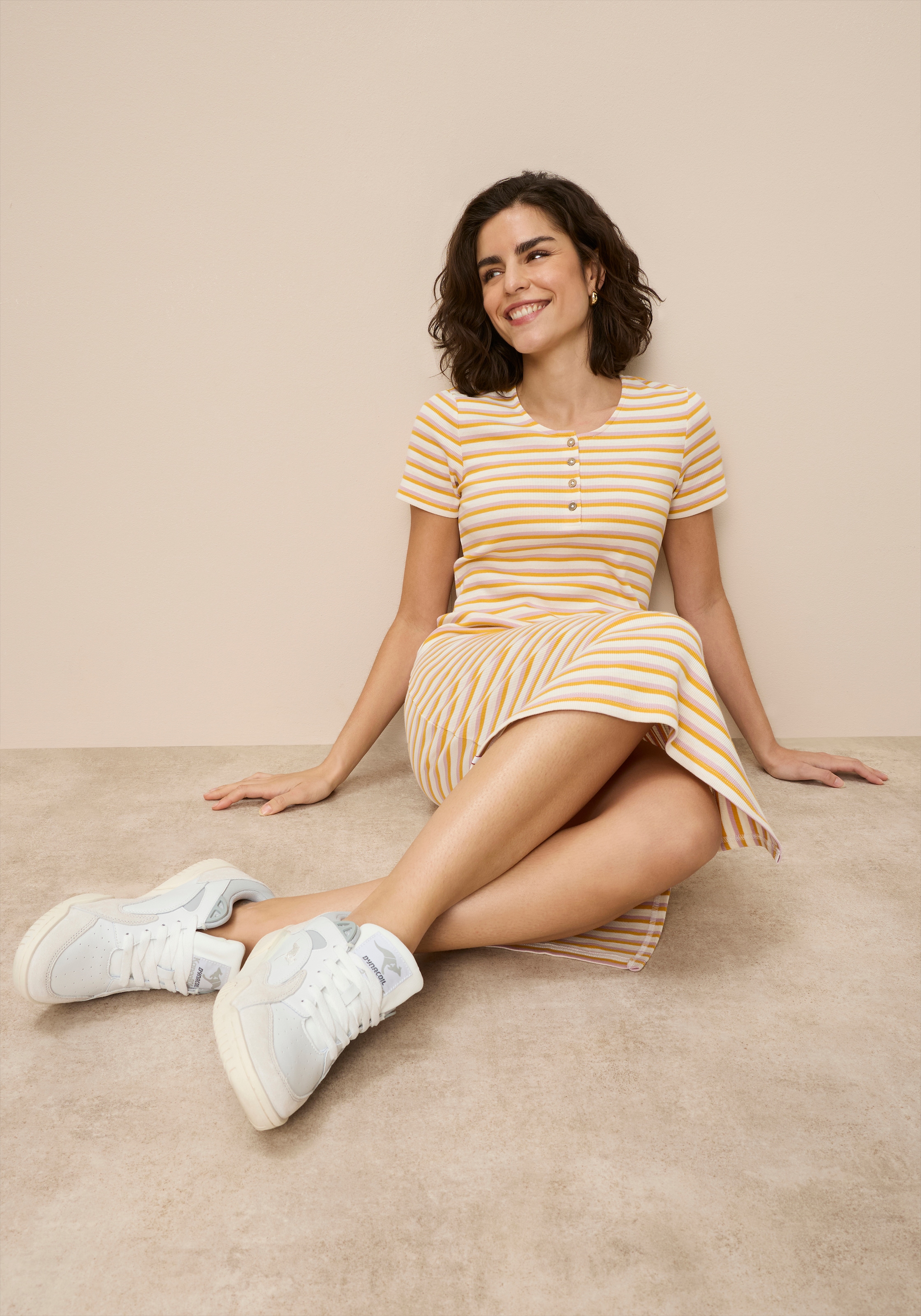 KangaROOS Robe midi Midikleid, figurbetonte Passform, Kurzarm, mit Schlitz am Saum