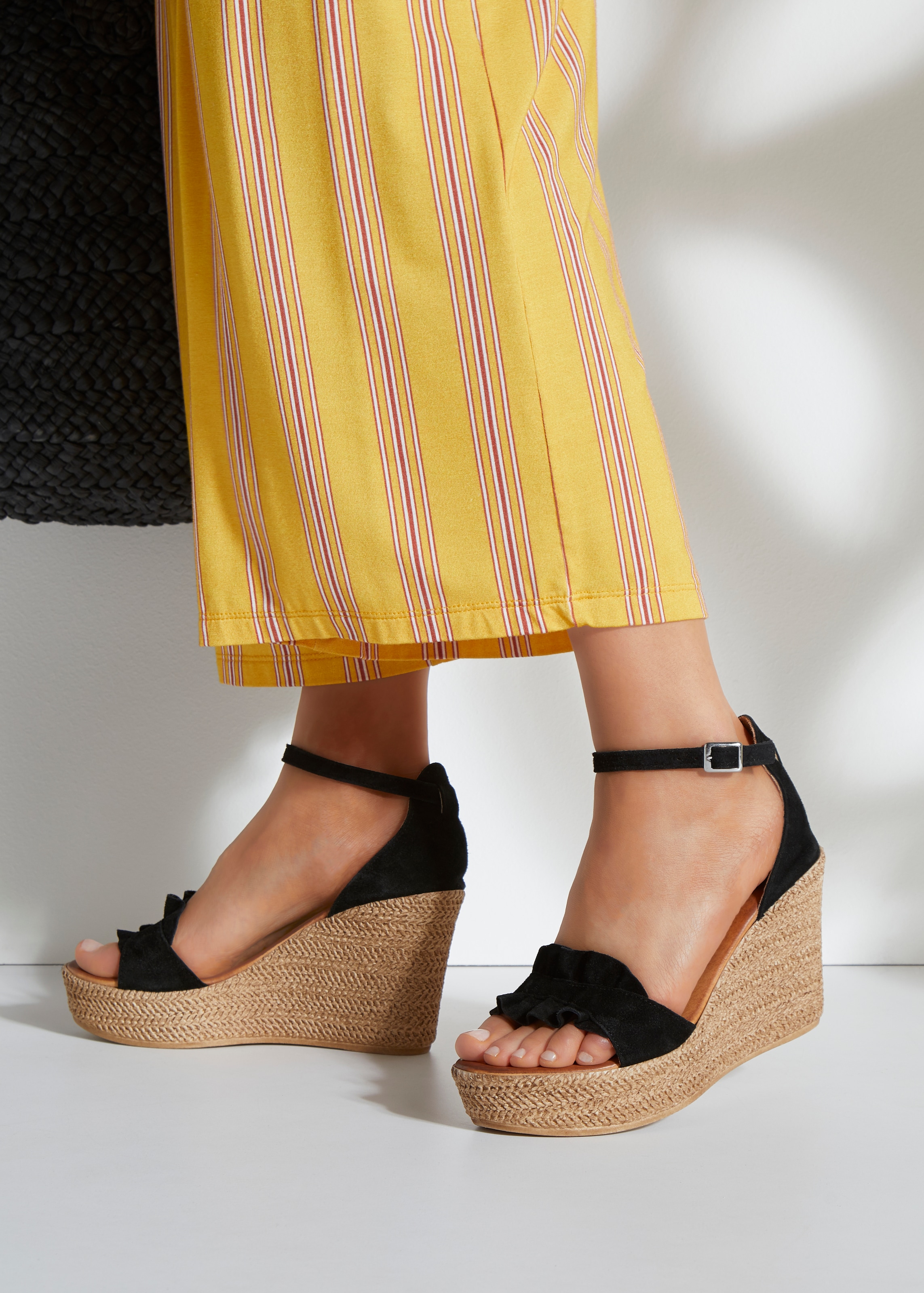 LASCANA Sandalette »Sommerschuh«, Sandale, Sommerschuh aus Leder mit Keilabsatz
