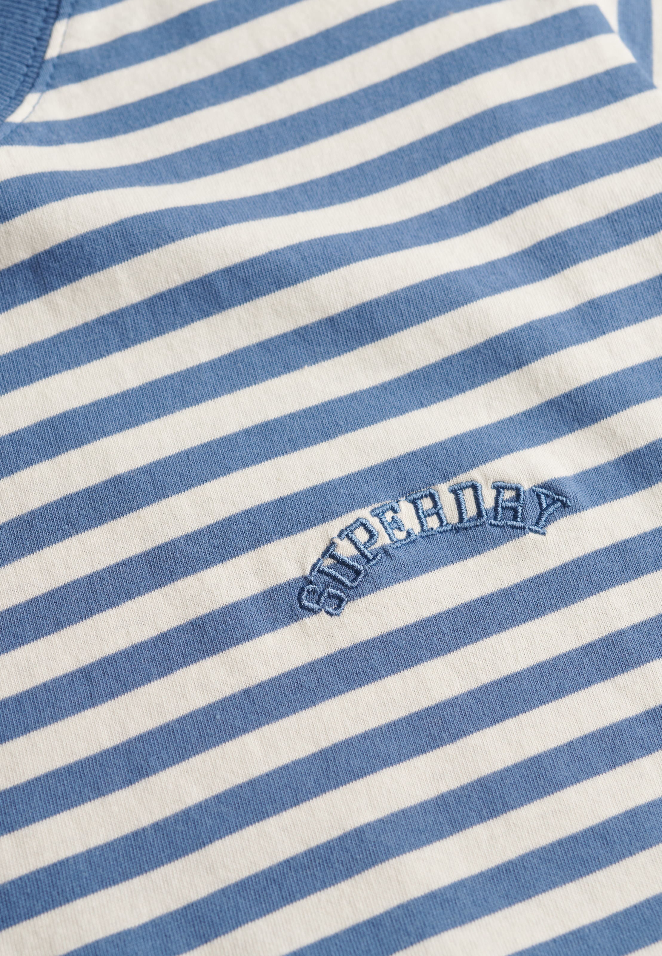 Superdry T-Shirt »ESSENTIAL LOGO STR FITTED TEE«, angenehmes Tragegefühl durch besonders weiche Haptik