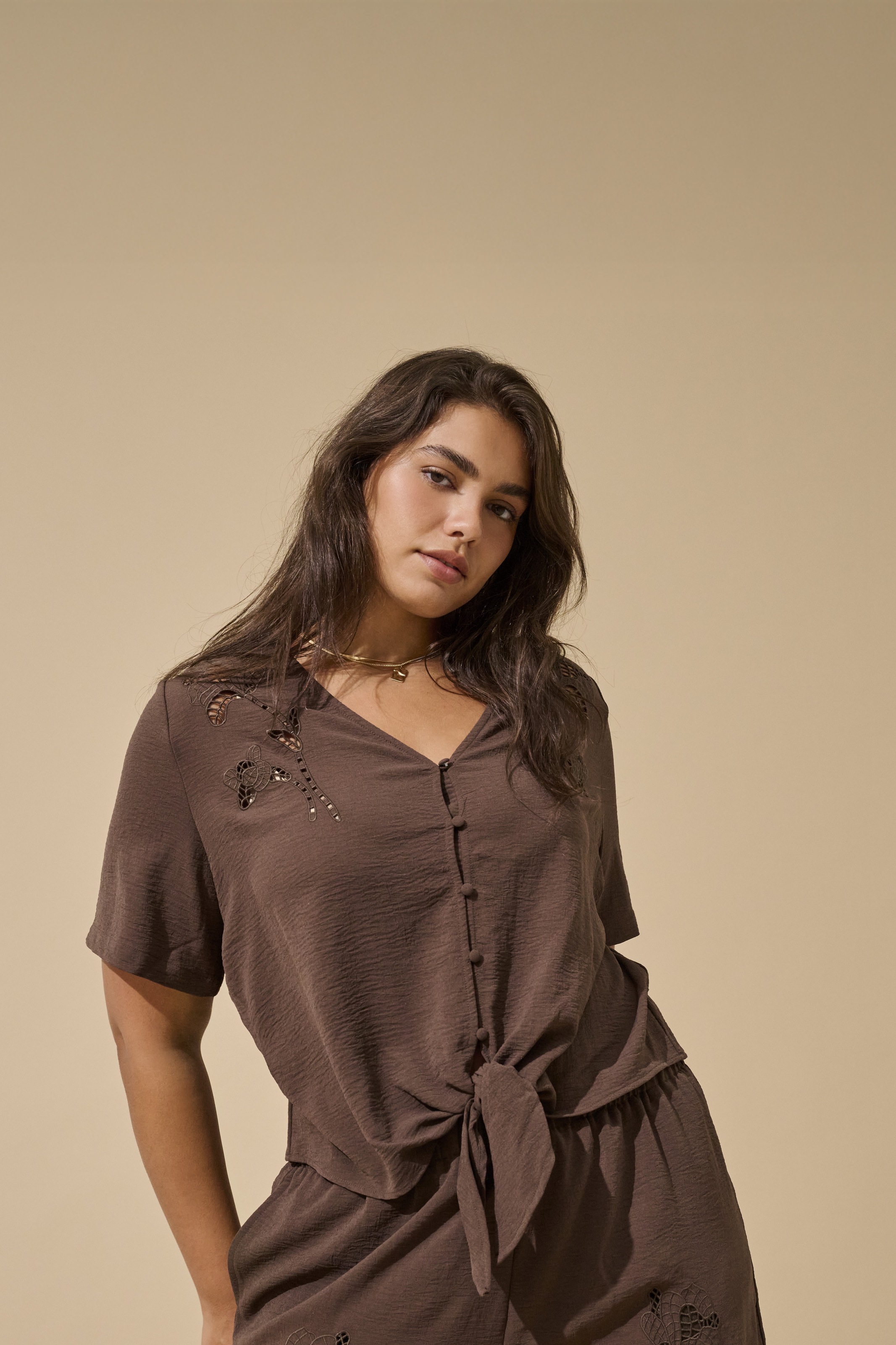 Image of ONLY CARMAKOMA V-Shirt "CAREVALOU METTA 2/4 KNOT SHIRT WVN"
