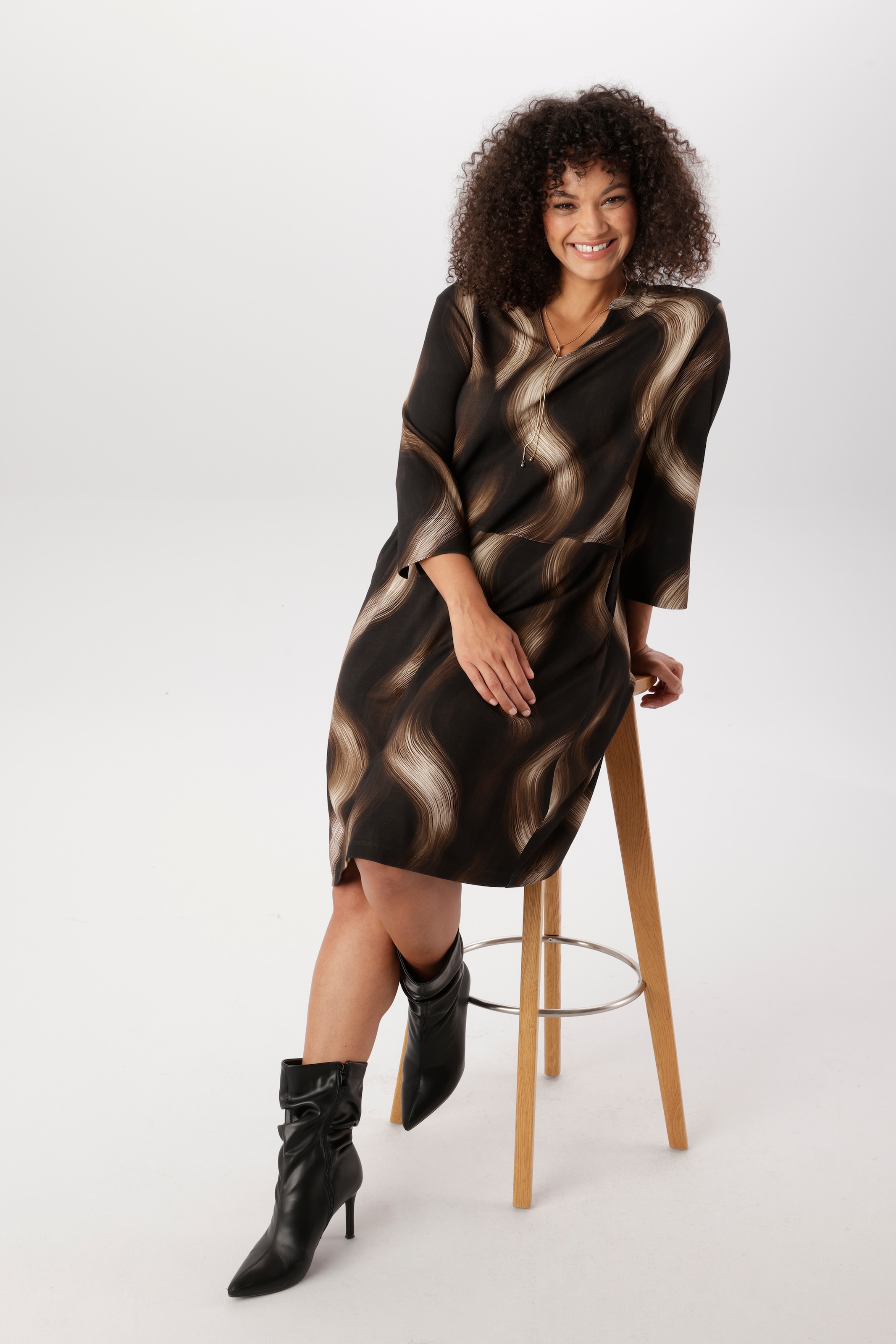 Aniston PLUS Robe en jersey Poches pour les mains dans des tons marron tendance - NOUVELLE COLLECTION