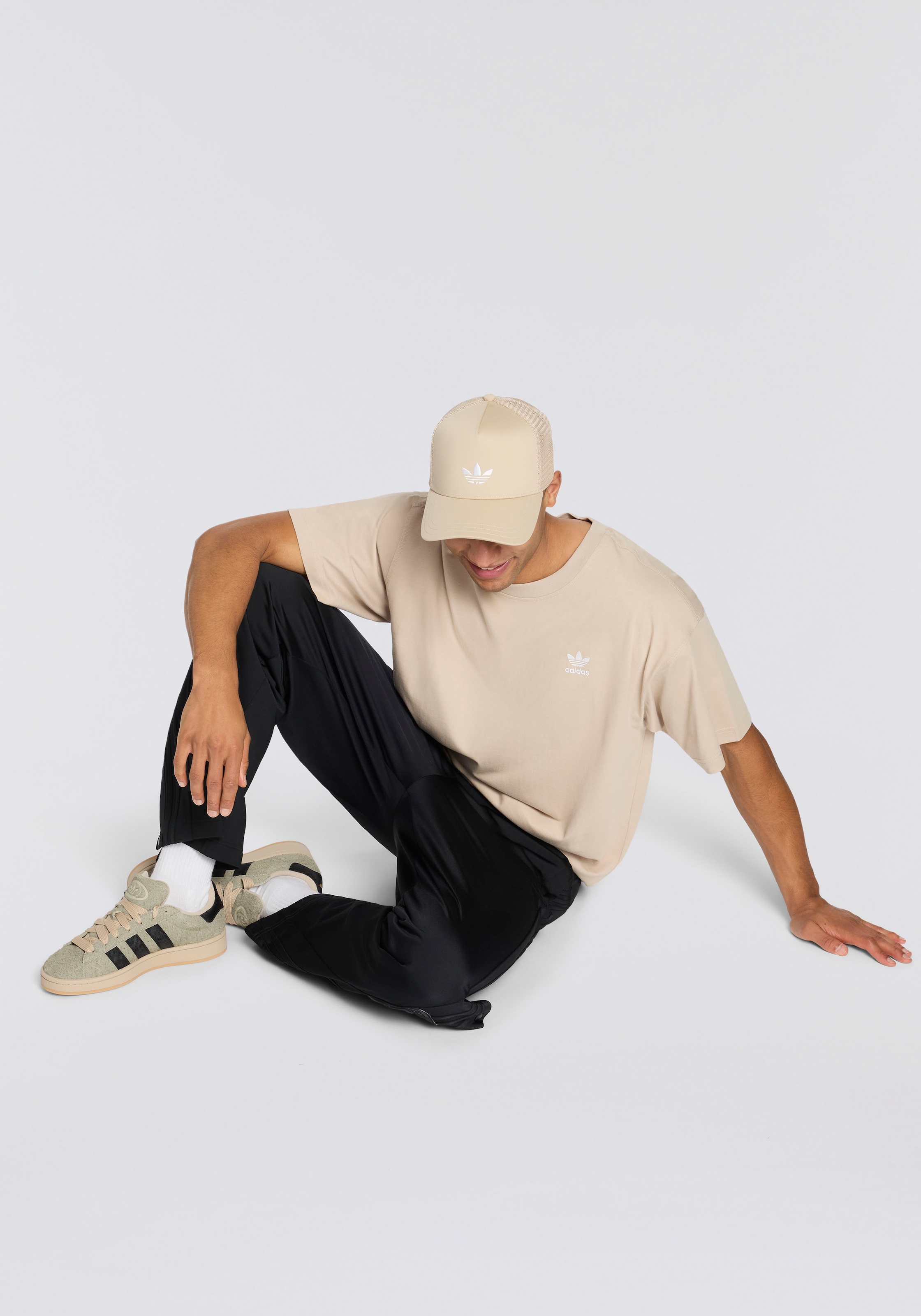 adidas Originals T-shirt »ESS OS TEE« avec encolure ronde côtelée, manches courtes, sans fermeture