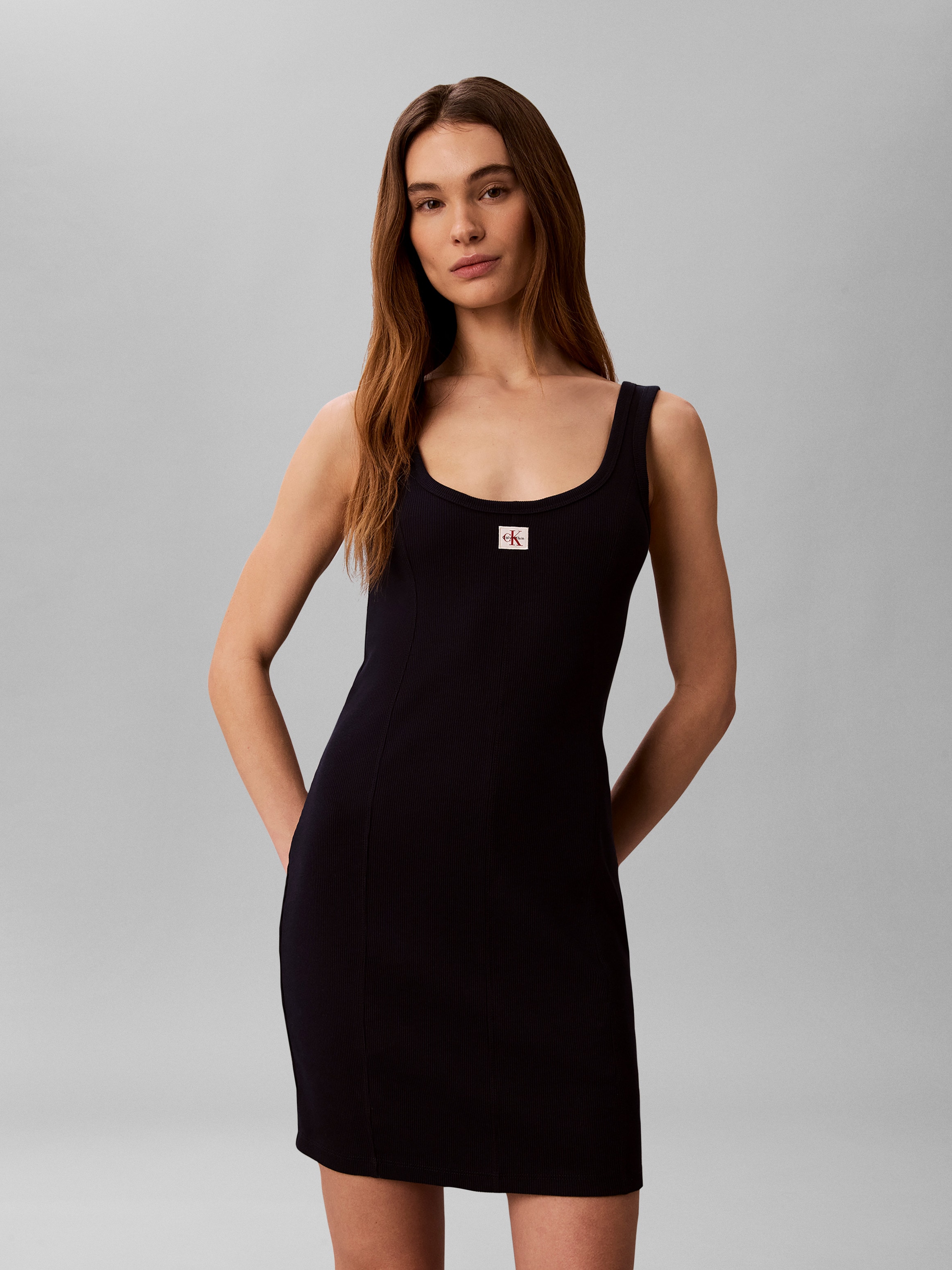 Calvin Klein Jeans Mini-robe »WOVEN LABEL BABY RIB MINI« Sans poche Figurbetonte Passform mit Rundhalsausschnitt