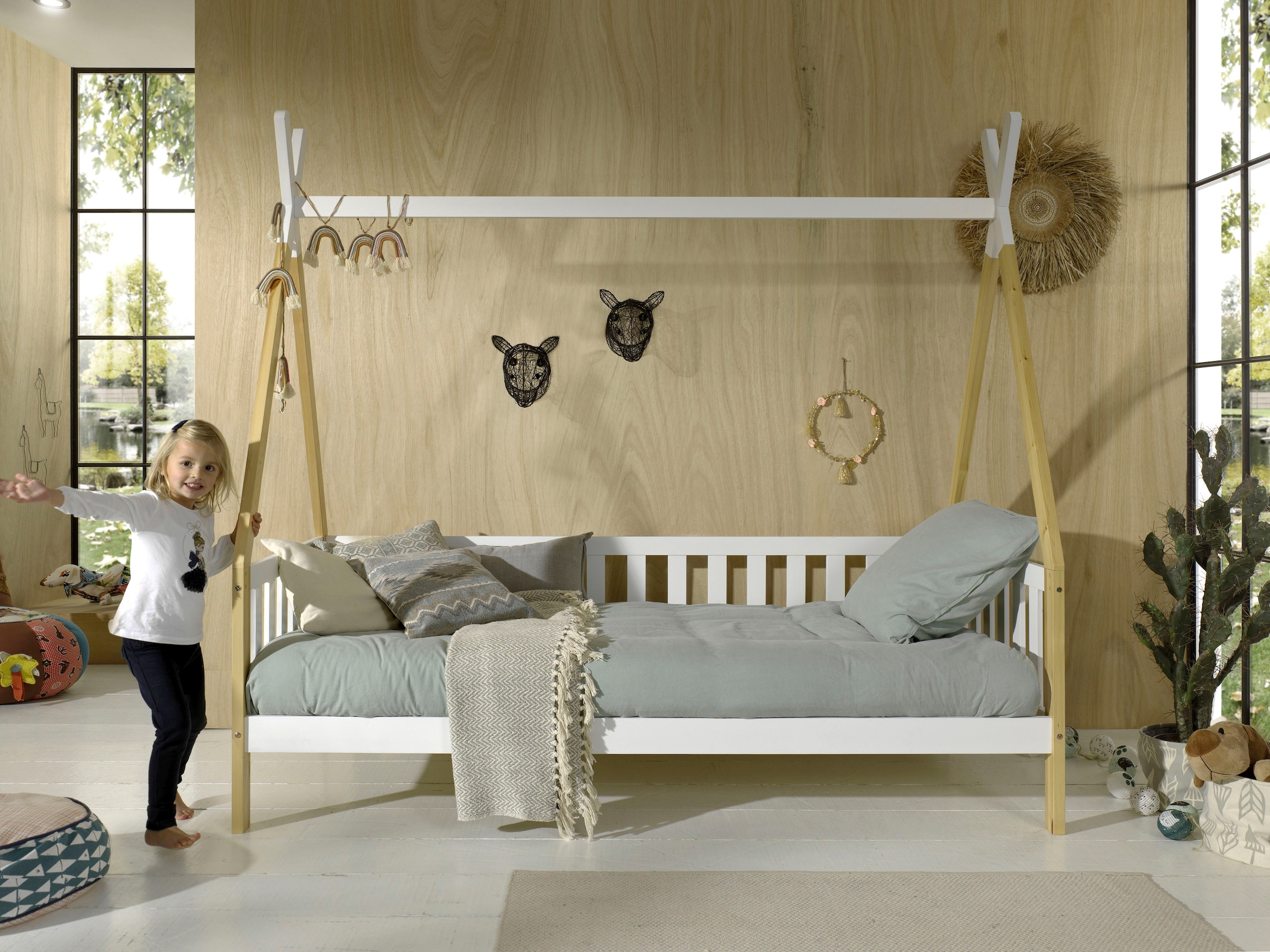Vipack Kinderbett »Tipi, mit Querstange in Zelt-Optik, Kiefer massiv« B/H/T ca. 206x185,1x96cm, seitliche Sprossenumrandung,  inklusive Rolllattenrost und wahlweise mit Bettschublade