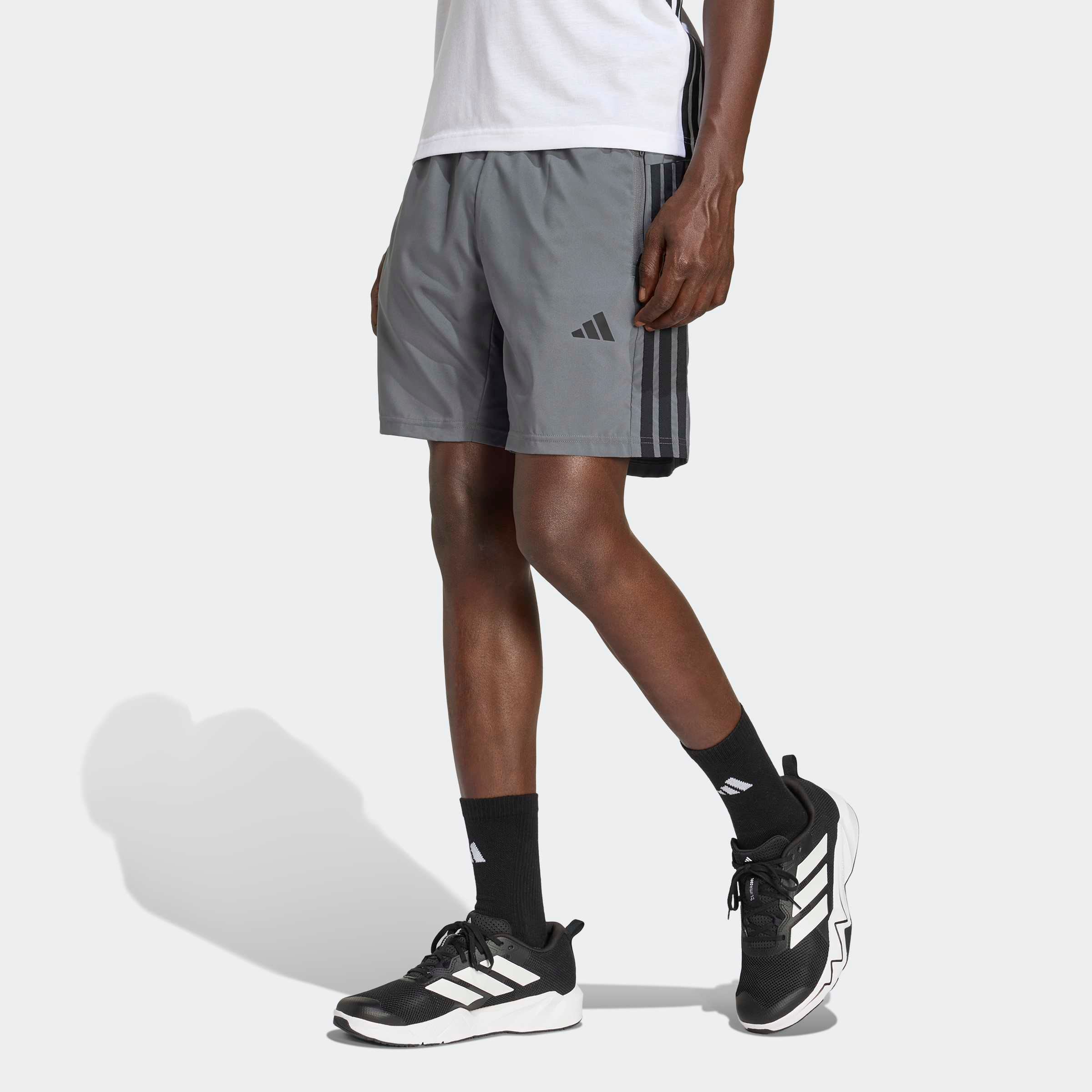 adidas Performance Shorts »WORKOUT ESSENTIALS BASE 3-STREIFEN WOVEN«  für Fitness und Sportmode, normal-weite Passform