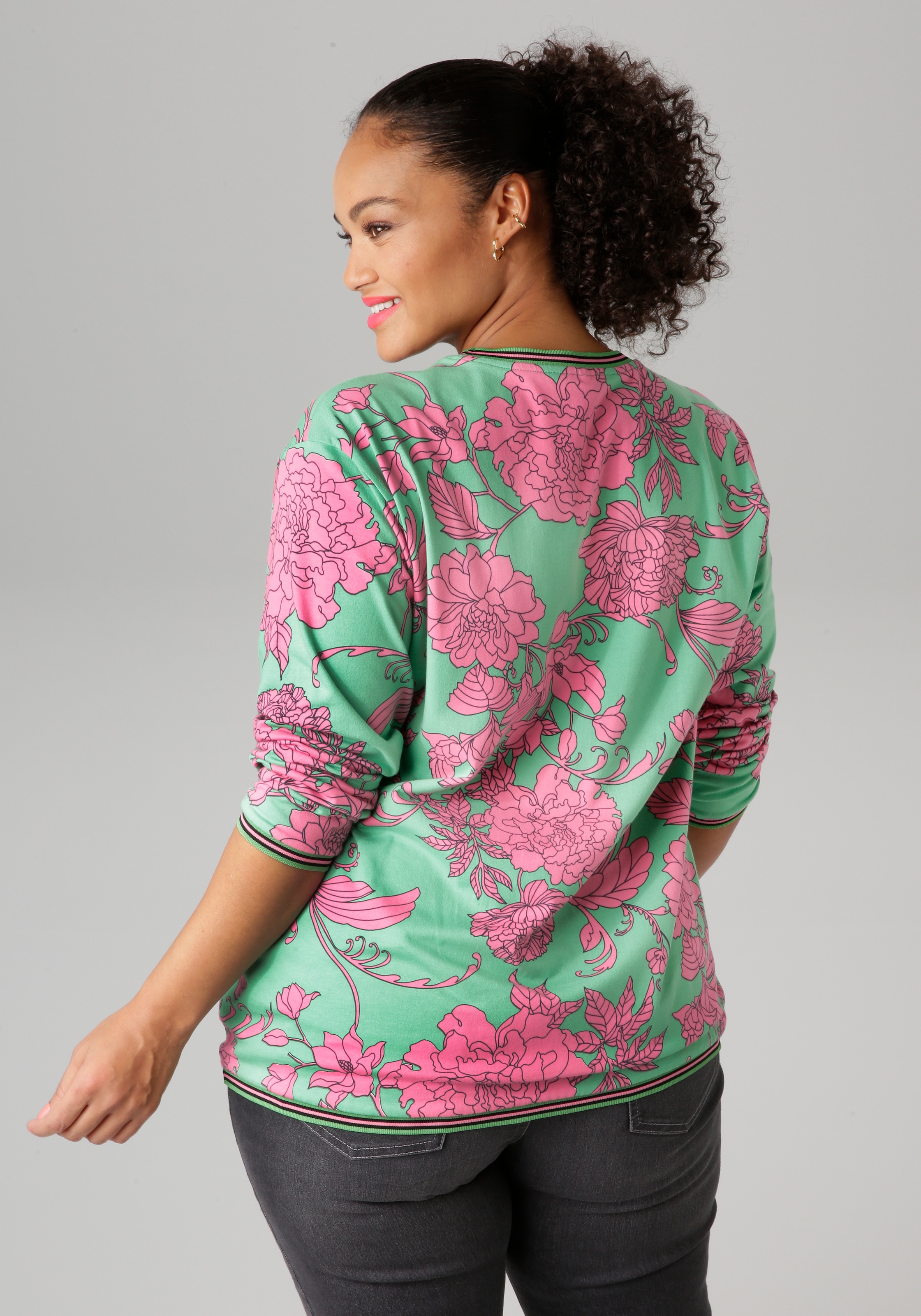 Aniston PLUS Sweatshirt, mit grossflächigen, grafischen Blumen bedruckt