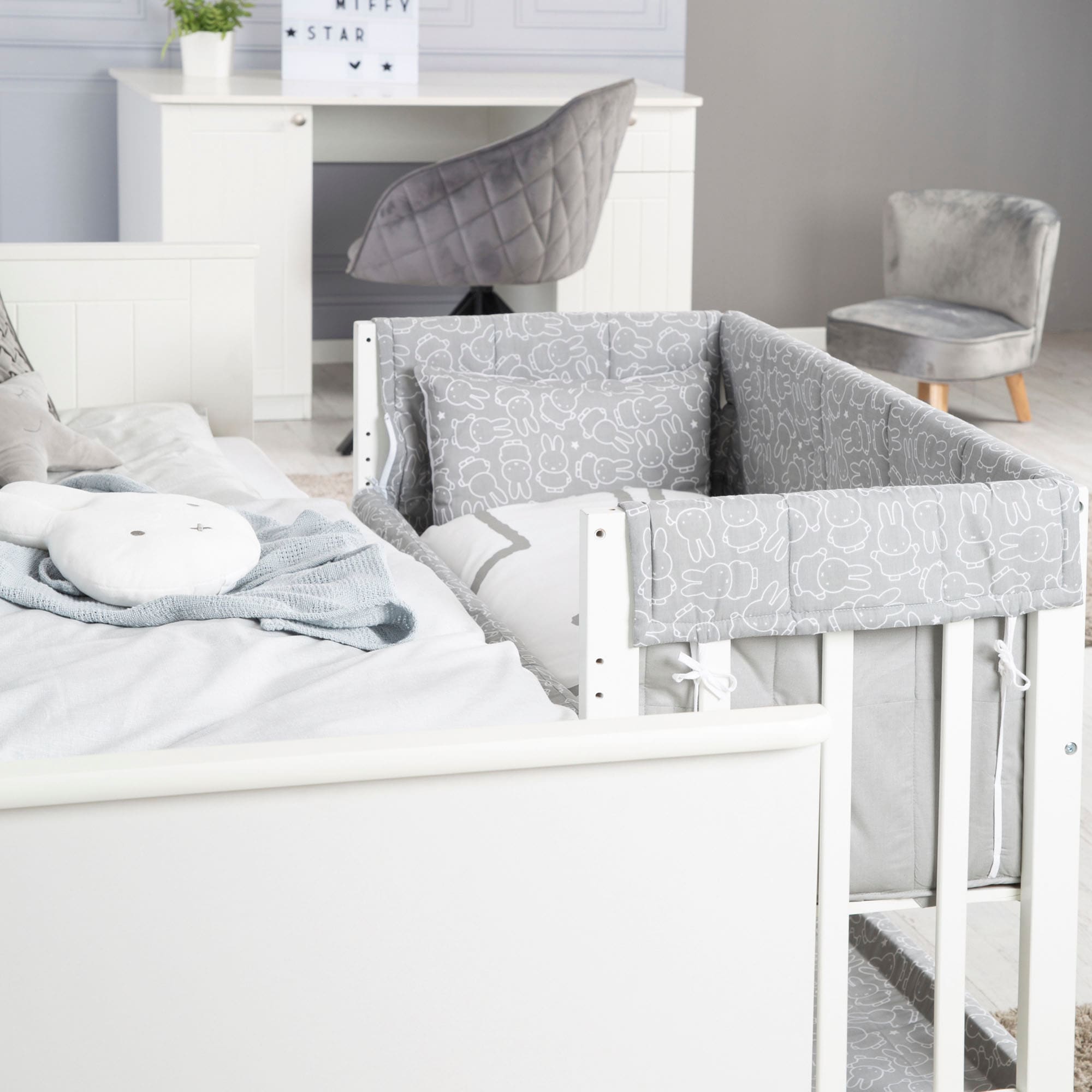 roba® Stubenbett »3in1, Miffy, weiss«, zu Elternbett oder Bank umbaubar, Liegefläche höhenverstellbar