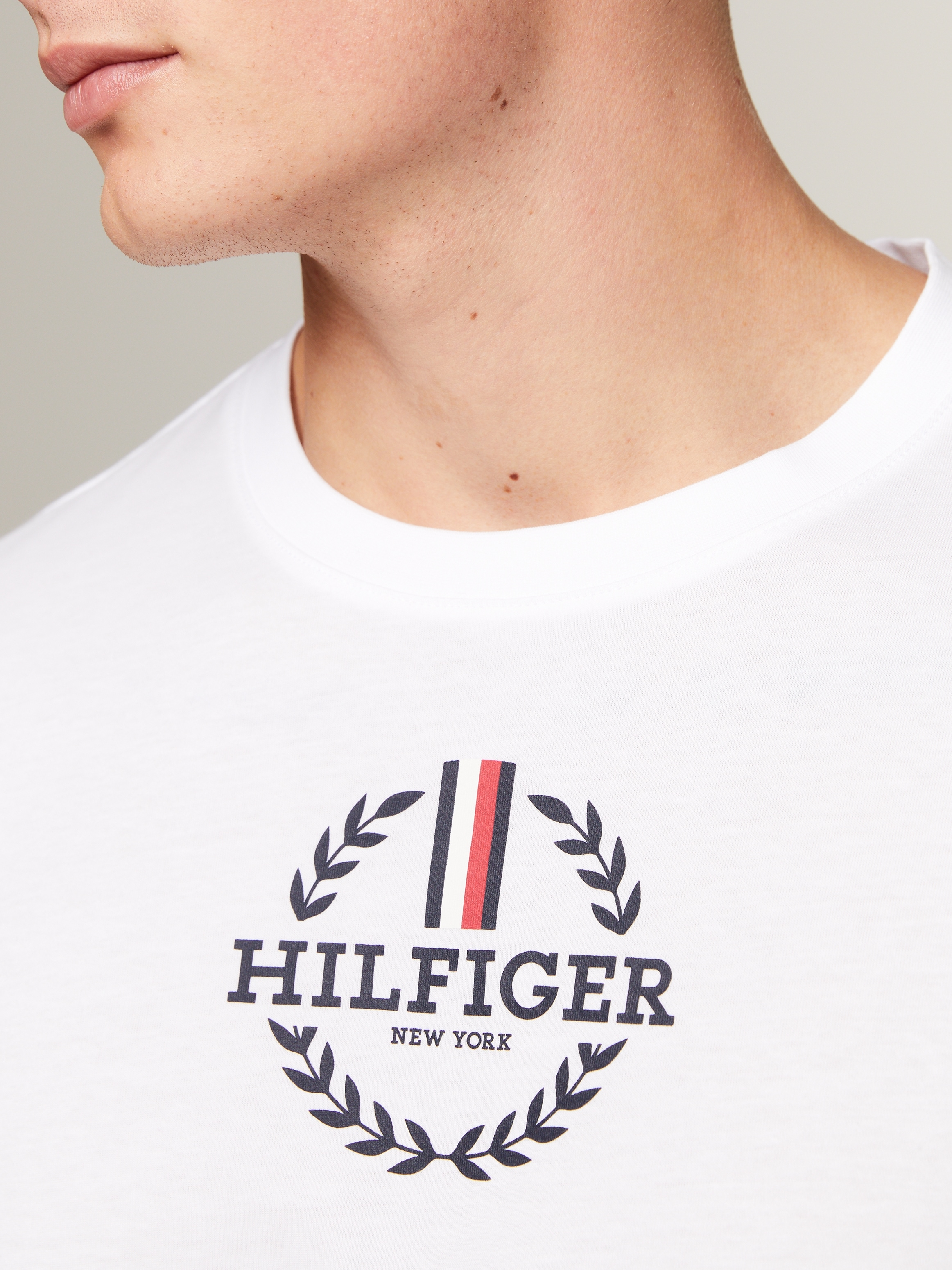 Tommy Hilfiger T-Shirt »GLOBAL STRIPE WREATH TEE«, mit Archive-Wappen-Logo