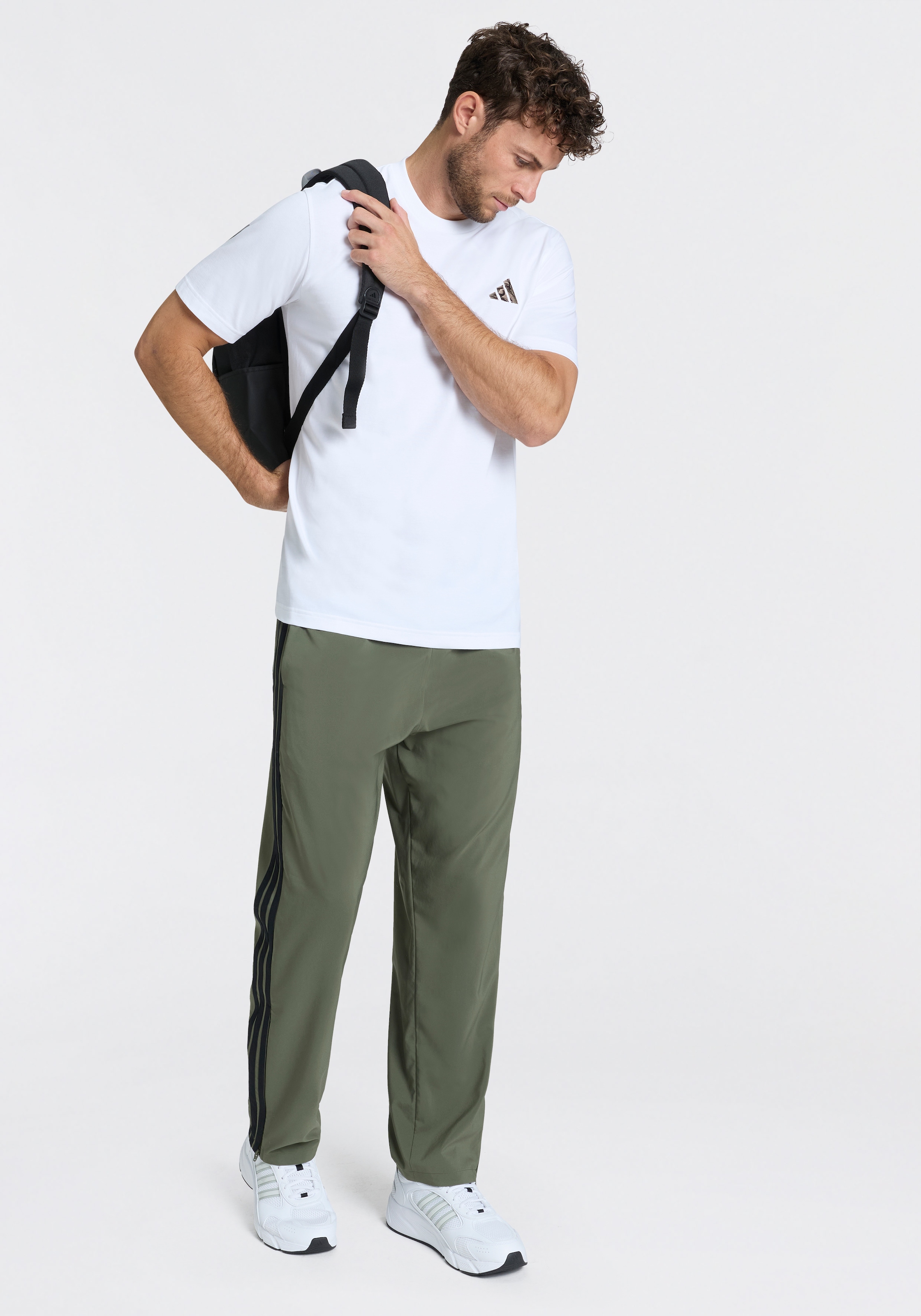 adidas Sportswear Pantalon de sport »ESSENTIALS 3-STREIFEN STANFORD LITE WOVEN TAPERED OPEN HEM«