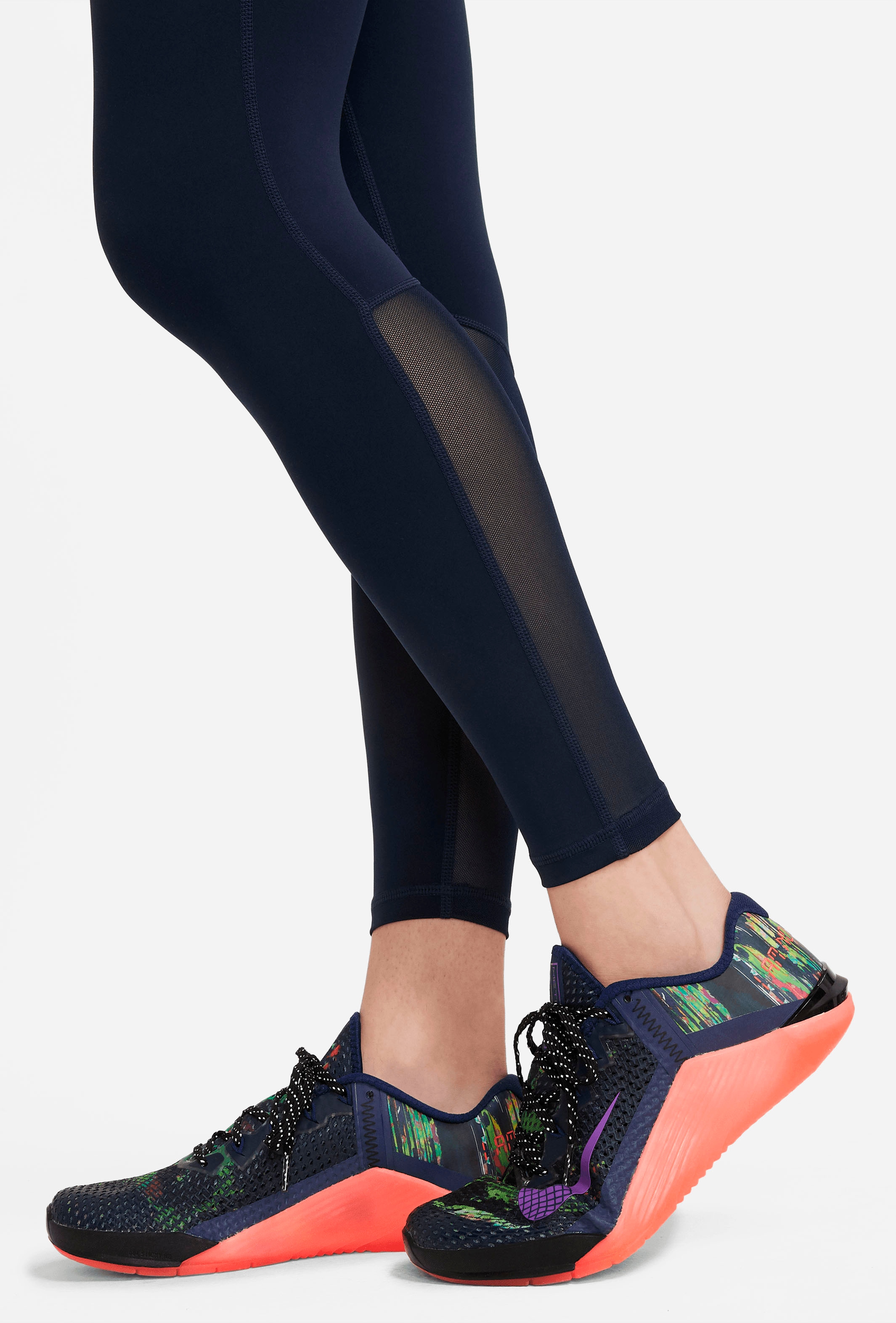 Nike Trainingstights »PRO WOMEN'S MID-RISE MESH-PANELED LEGGINGS«