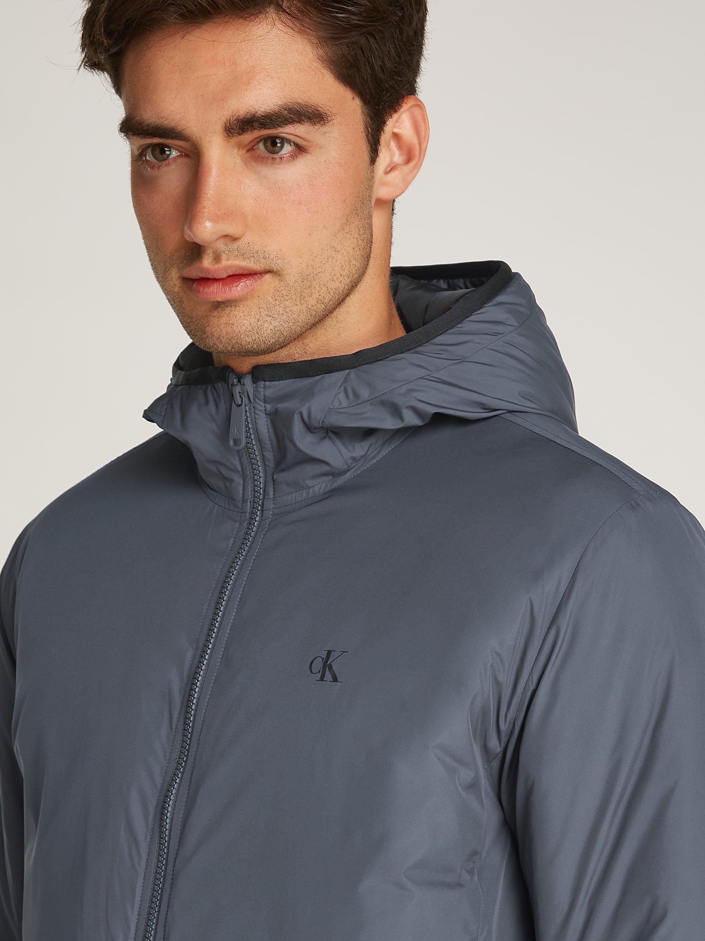 Calvin Klein Jeans Allwetterjacke »HI-NECK JACKET«, mit Kapuze, Logodruck, Kapuze