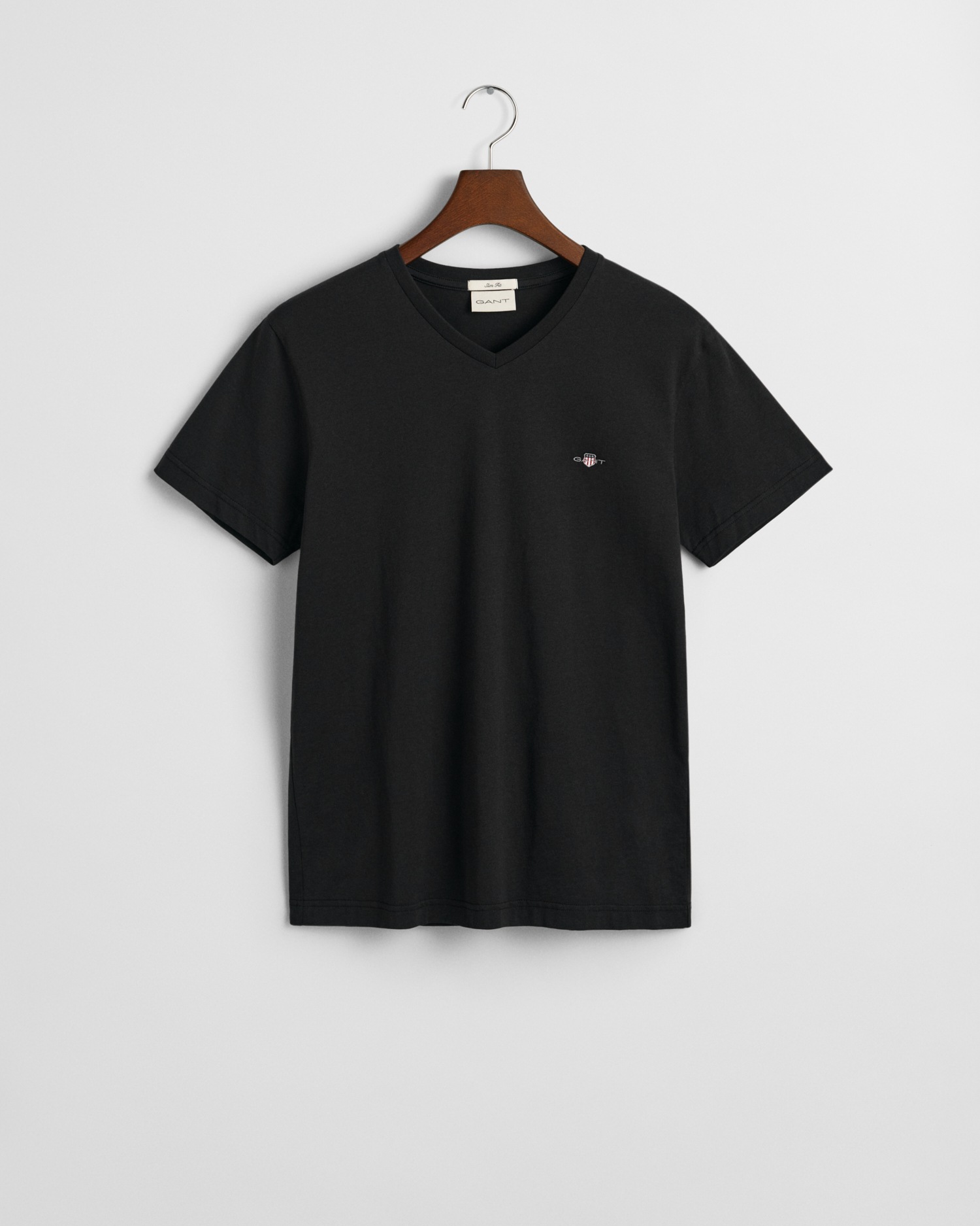 Gant T-Shirt »SLIM SHIELD V-NECK T-SHIRT«, mit einer kleinen Logostickerei auf der Brust