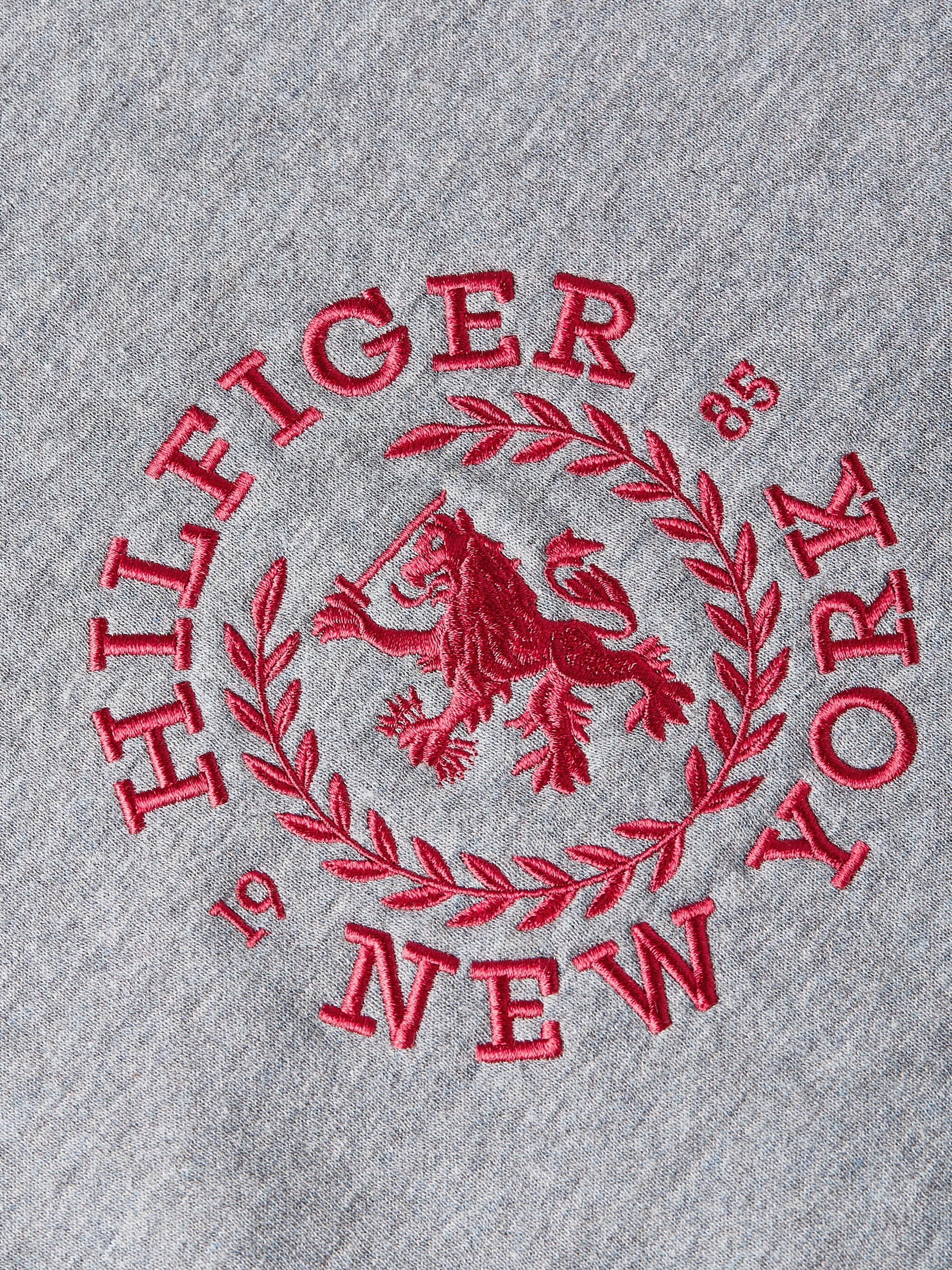 Tommy Hilfiger Sweatshirt »SMALL CREST CREWNECK«, mit Logo-Stickerei auf der Brust