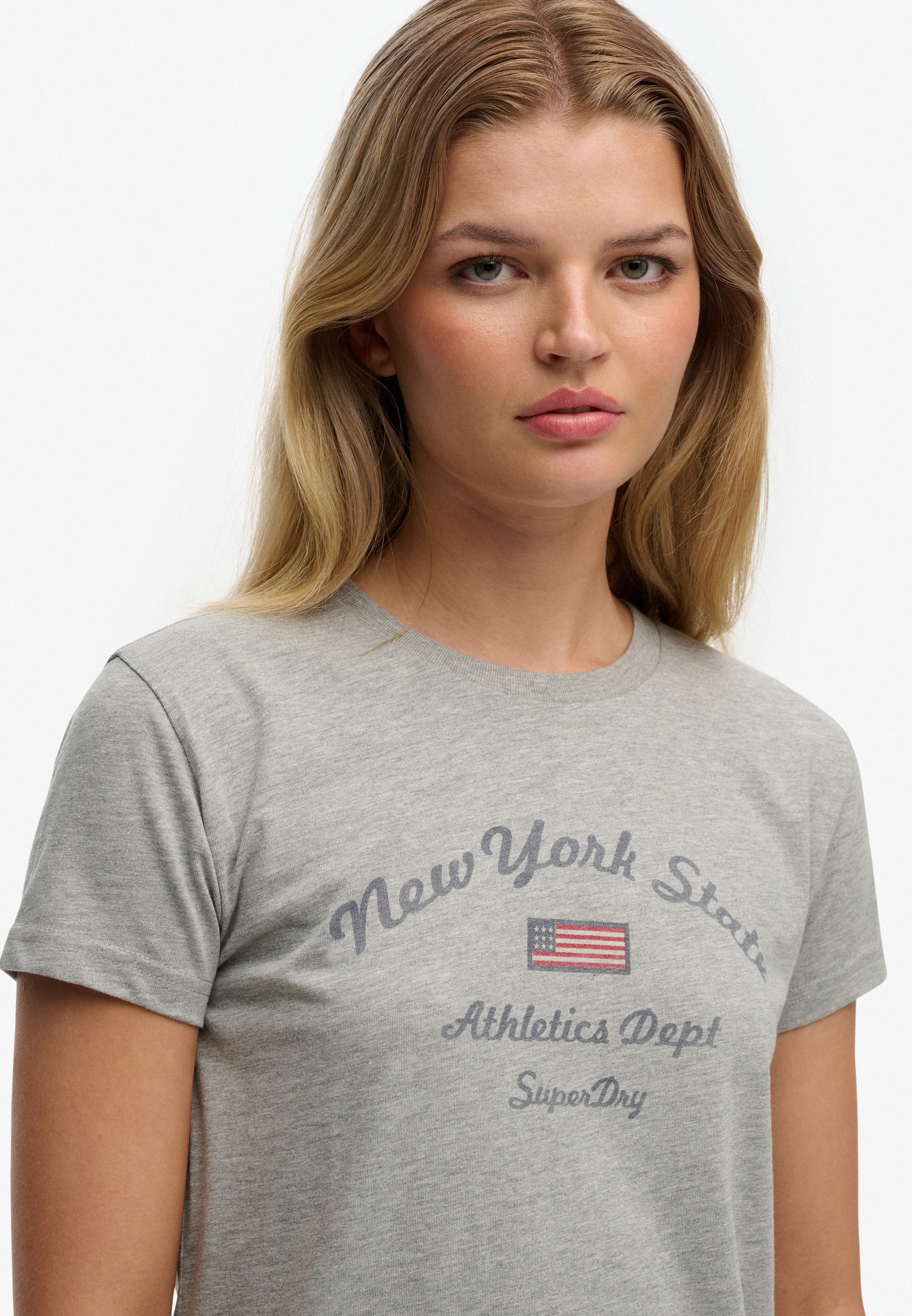 Superdry T-shirt imprimé »ATH ESS FITTED GRAPHIC TEE« en coton et jersey simple, coupe slim, col rond