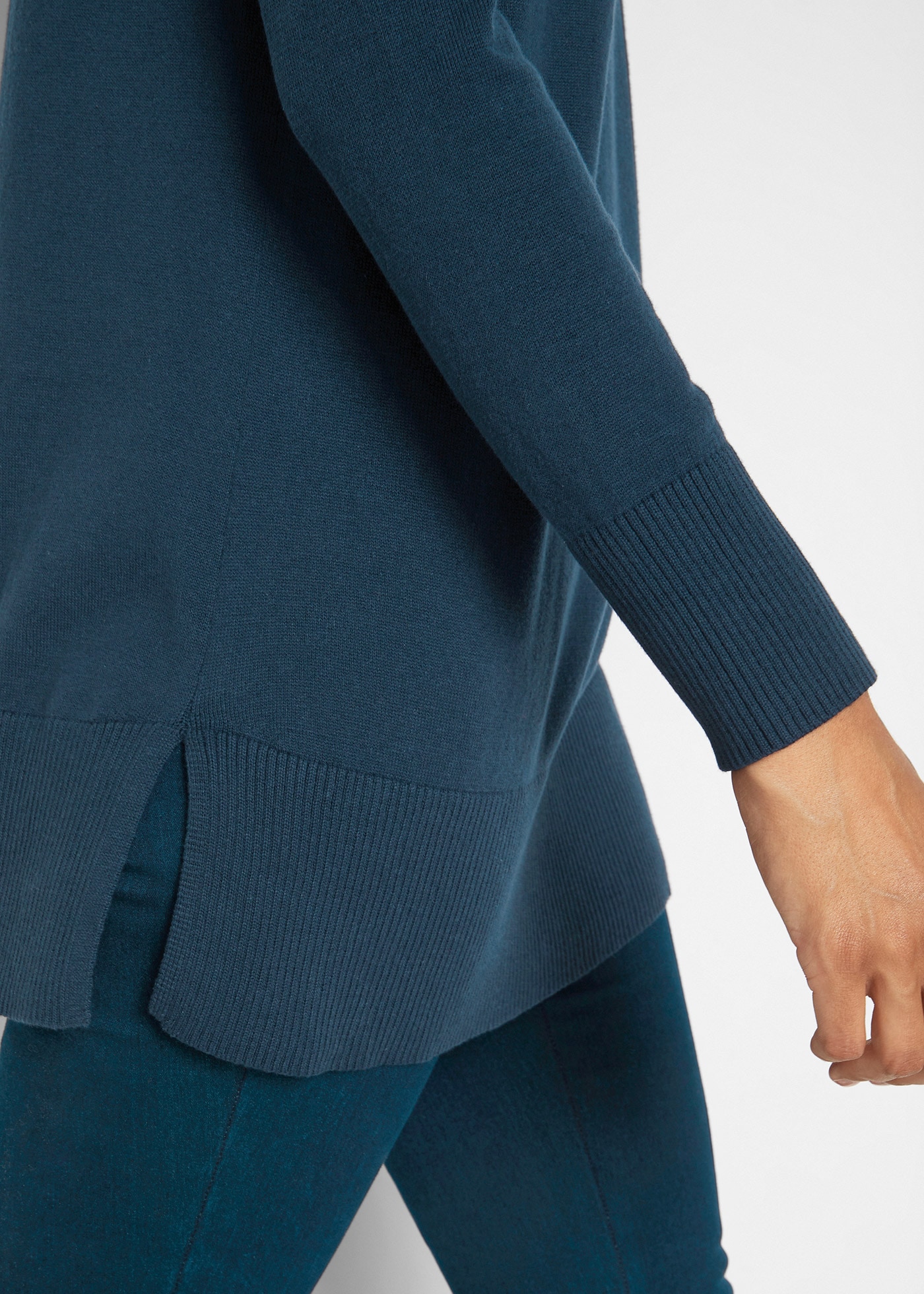 bonprix Pull long »Long-Pullover« mélange coton fin tricoté, col en V, fentes latérales