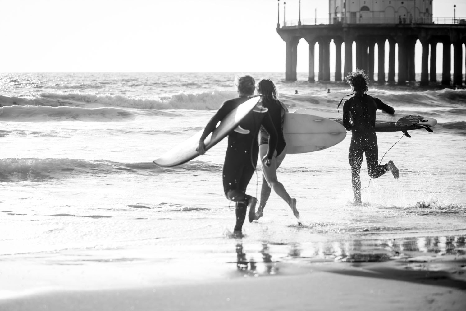 Image of queence Acrylglasbild "Surfer am Strand" Kunst Schwarz-Weiss Sport Unterwasserwelt Fine Art-Print in Galeriequalität