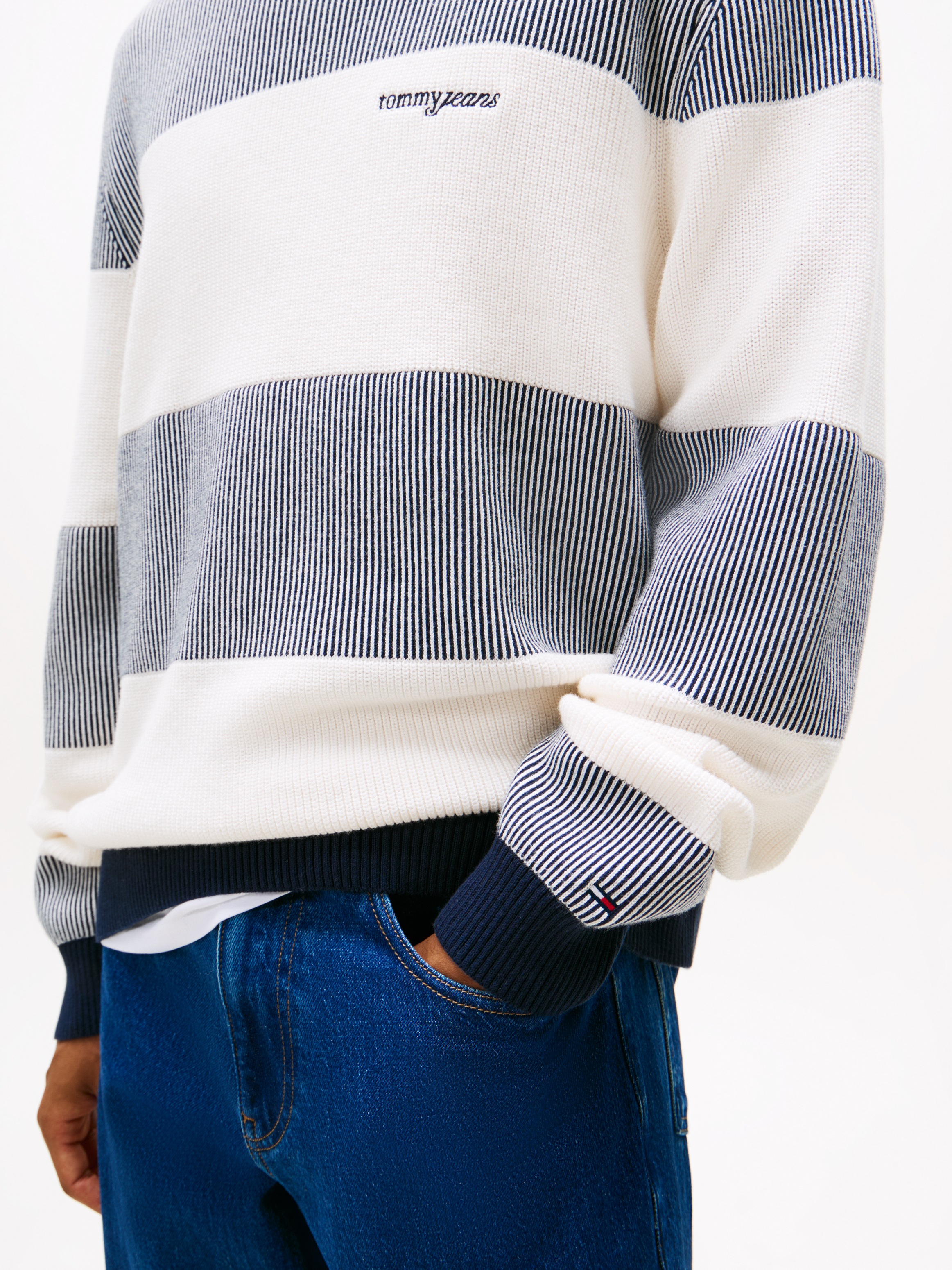 Tommy Jeans Sweatshirt »SCRIPT SWEAT«, Regular fit mit Rundhalsausschnitt
